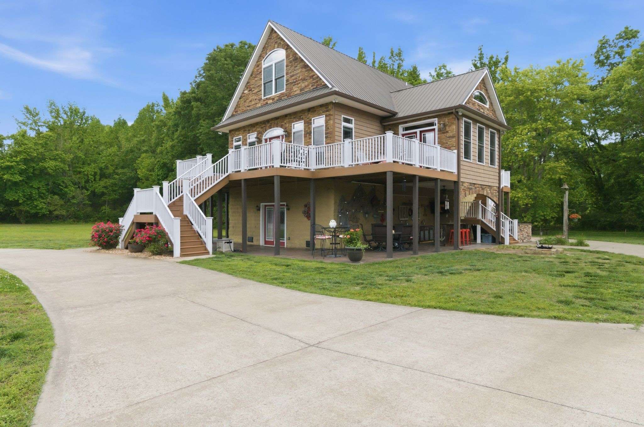 1024 Cumberland Dr, Chapmansboro, TN 37035