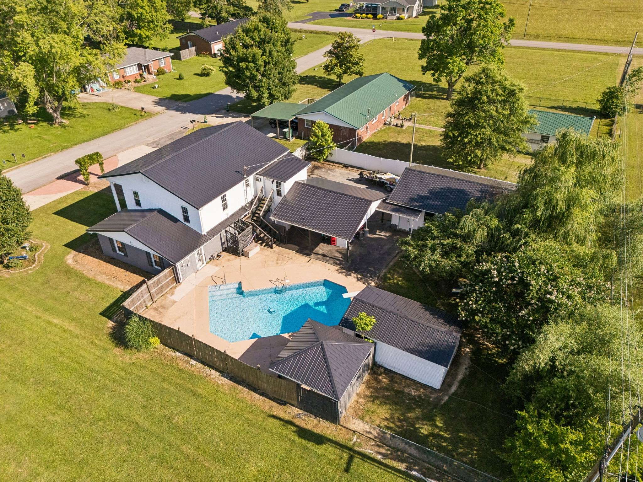 312 Hinson St, Hohenwald, TN 38462
