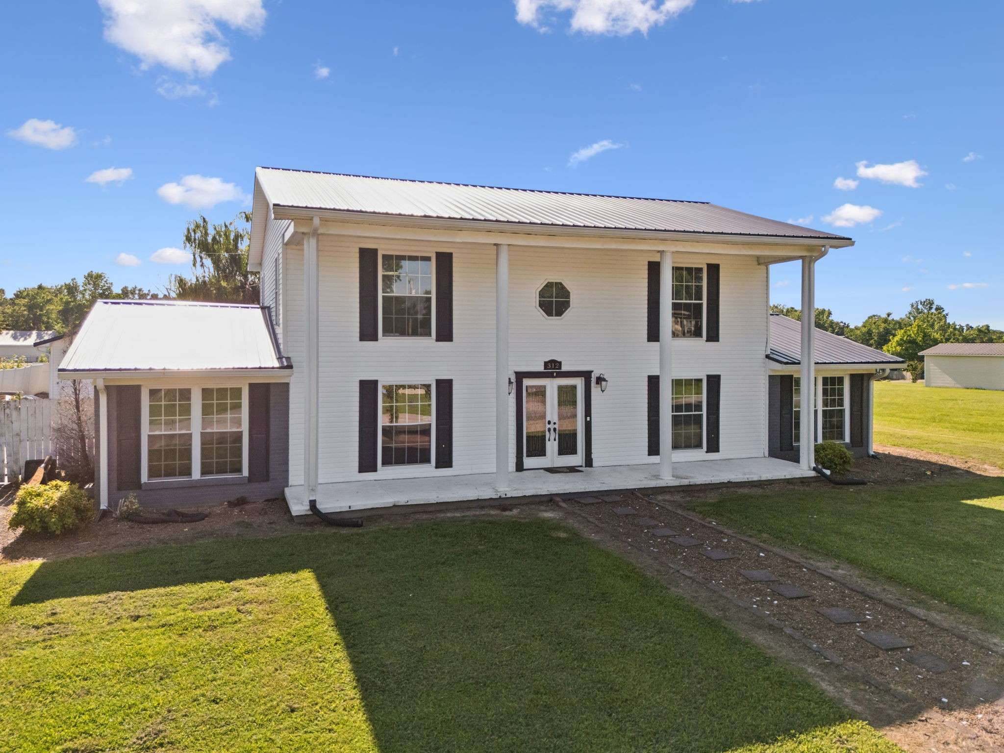 312 Hinson St, Hohenwald, TN 38462