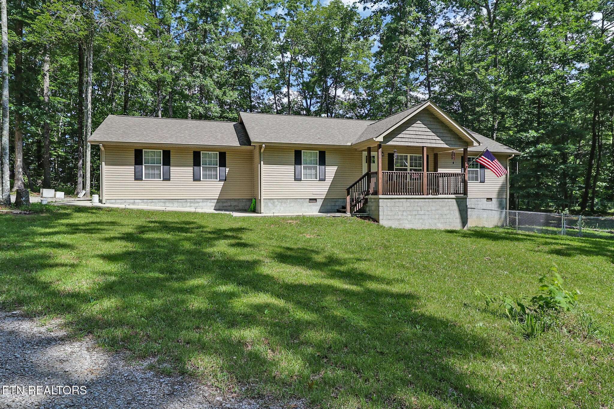 122 Jay Loop, Jamestown, TN 38556