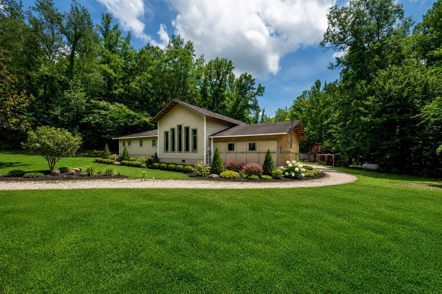 1791 Deer Creek Rd, Linden, TN 37096