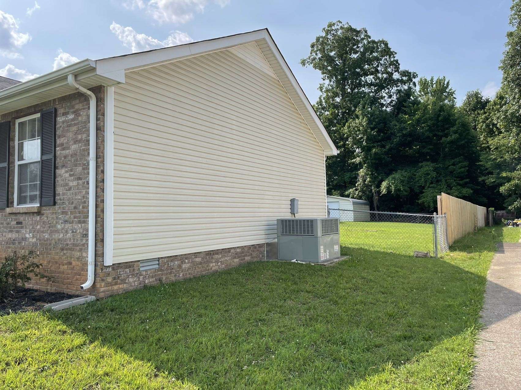 611 Woodhaven Dr, Clarksville, TN 37042