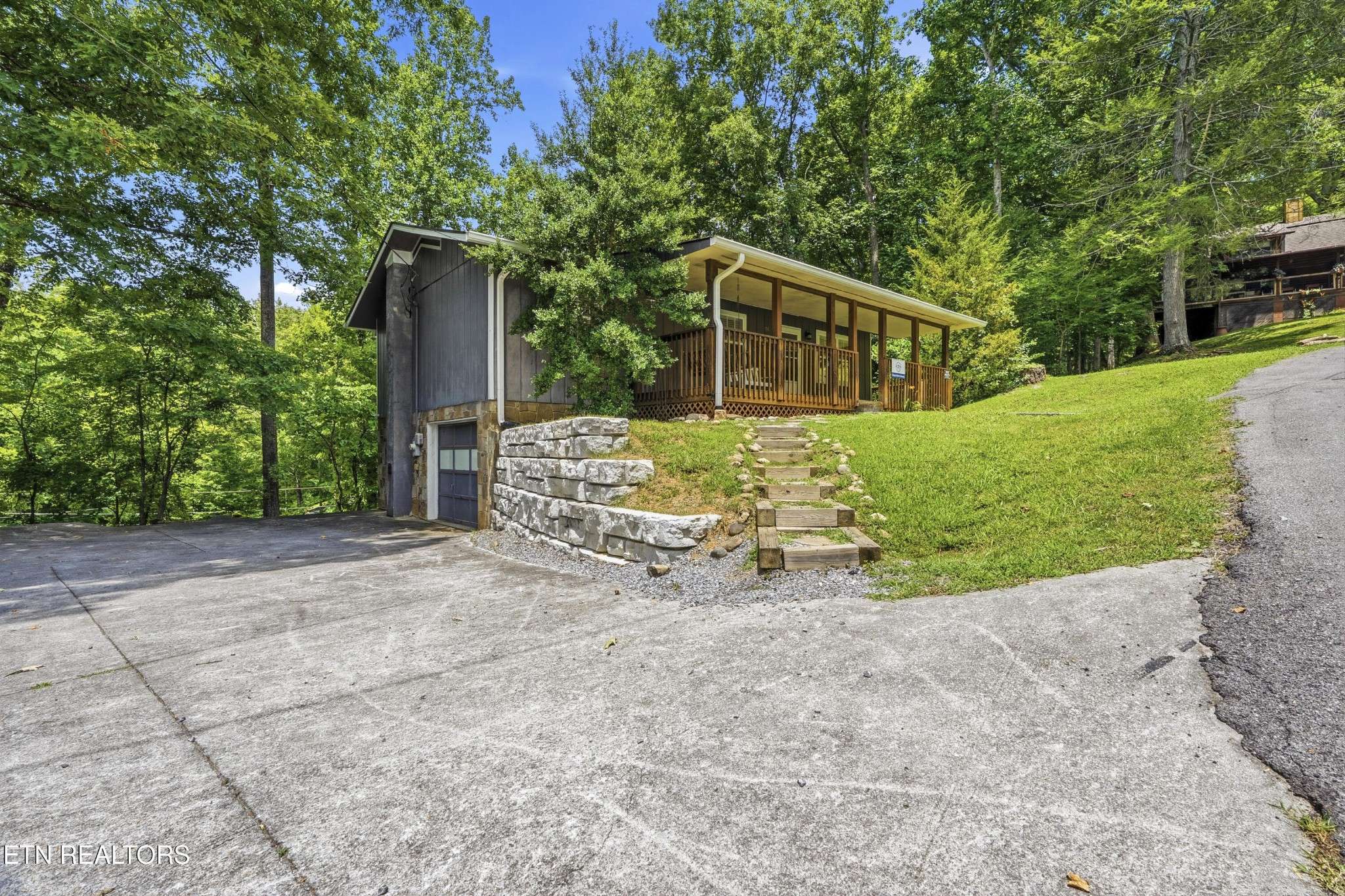 2106 Hickory Manor Rd, Sevierville, TN 37862