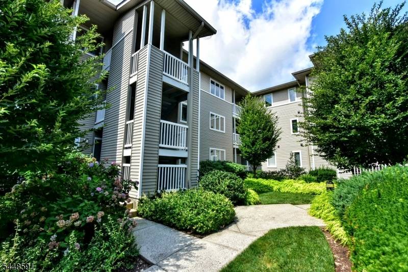 125 Orchard Park #125, Allendale Boro, NJ 07401