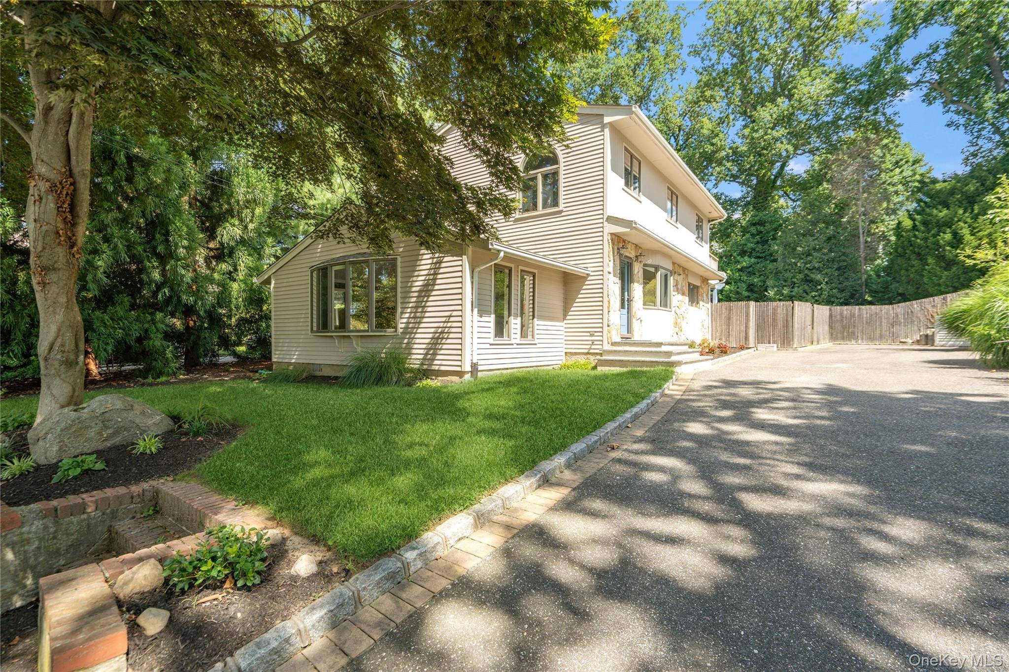 16 Westview RD, Northport, NY 11768