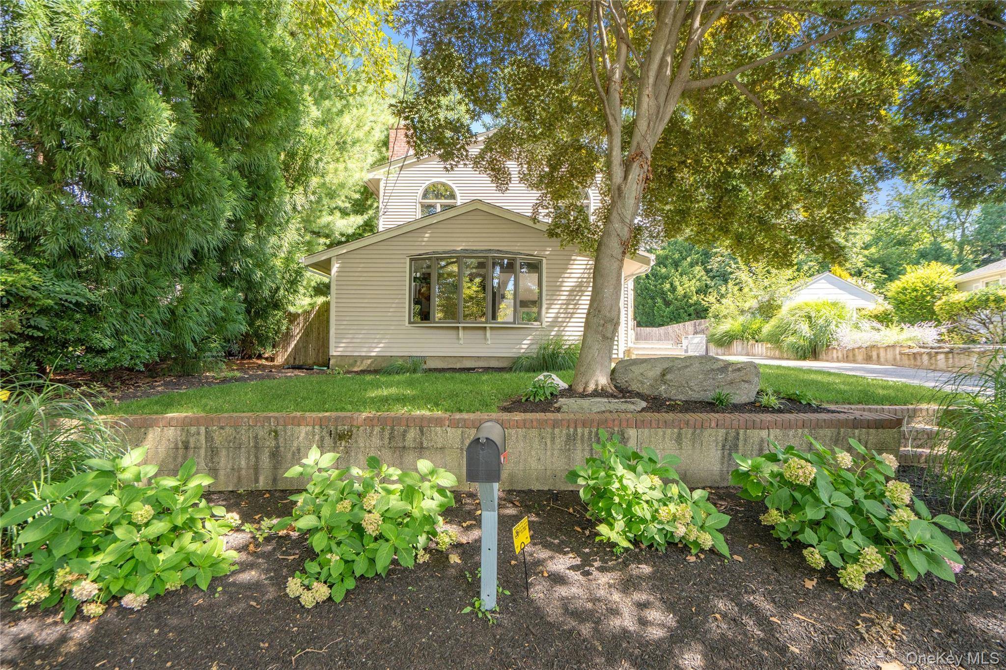 16 Westview RD, Northport, NY 11768