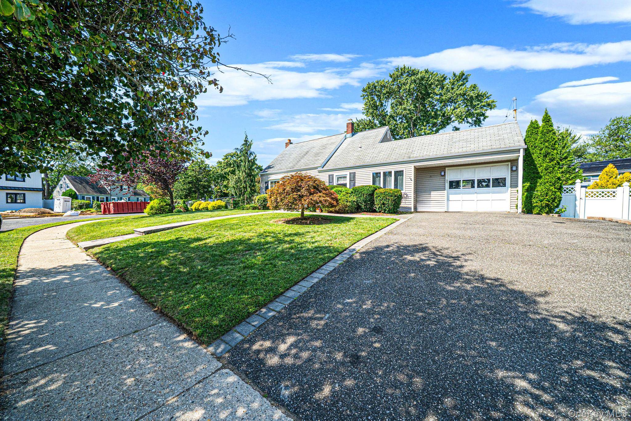 96 Slate LN, Levittown, NY 11756