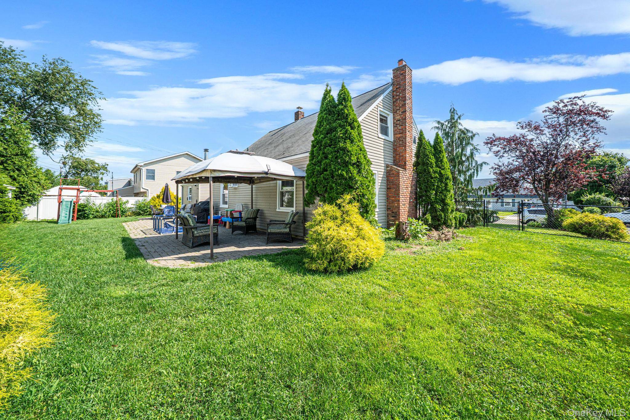 96 Slate LN, Levittown, NY 11756