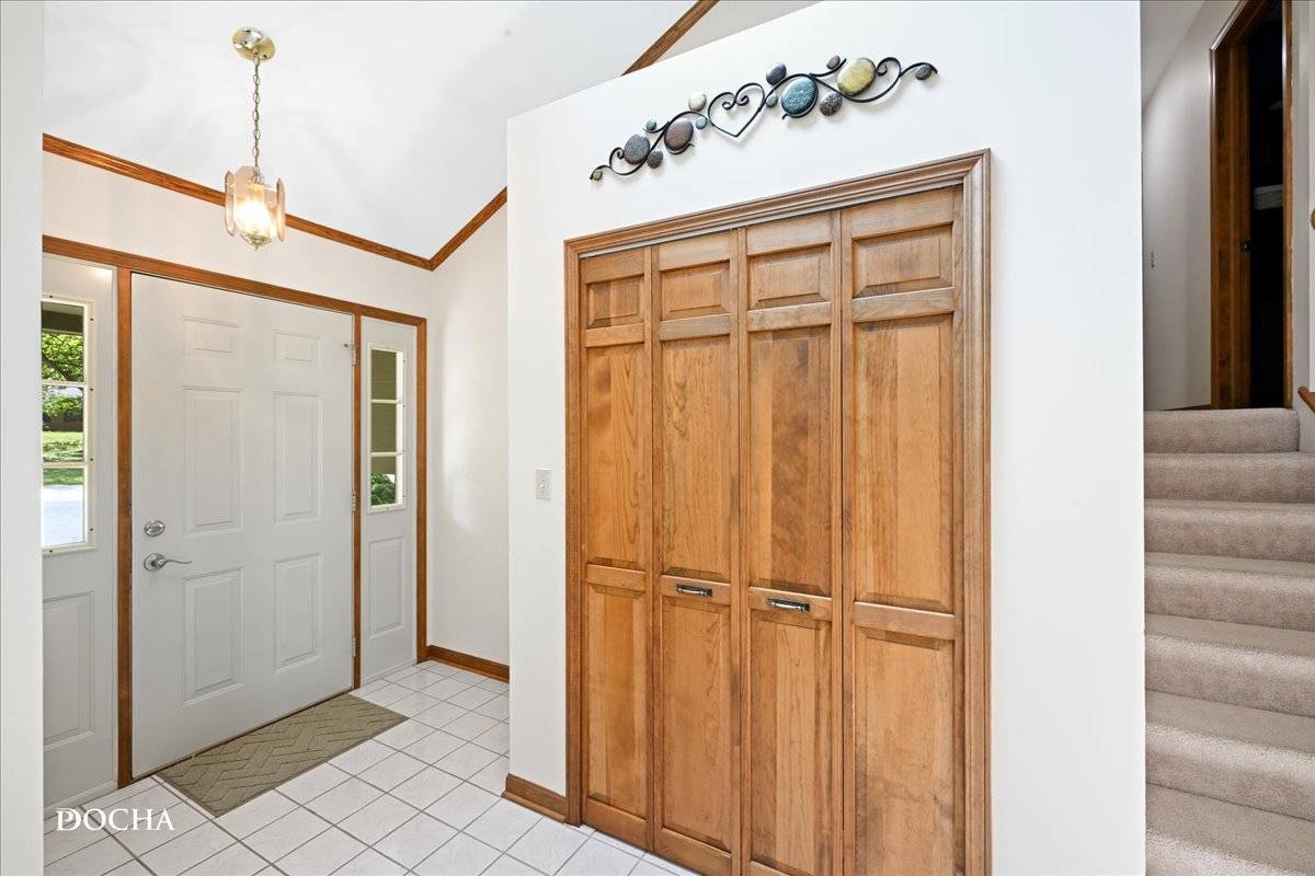 48 Glenda LN, Plano, IL 60545