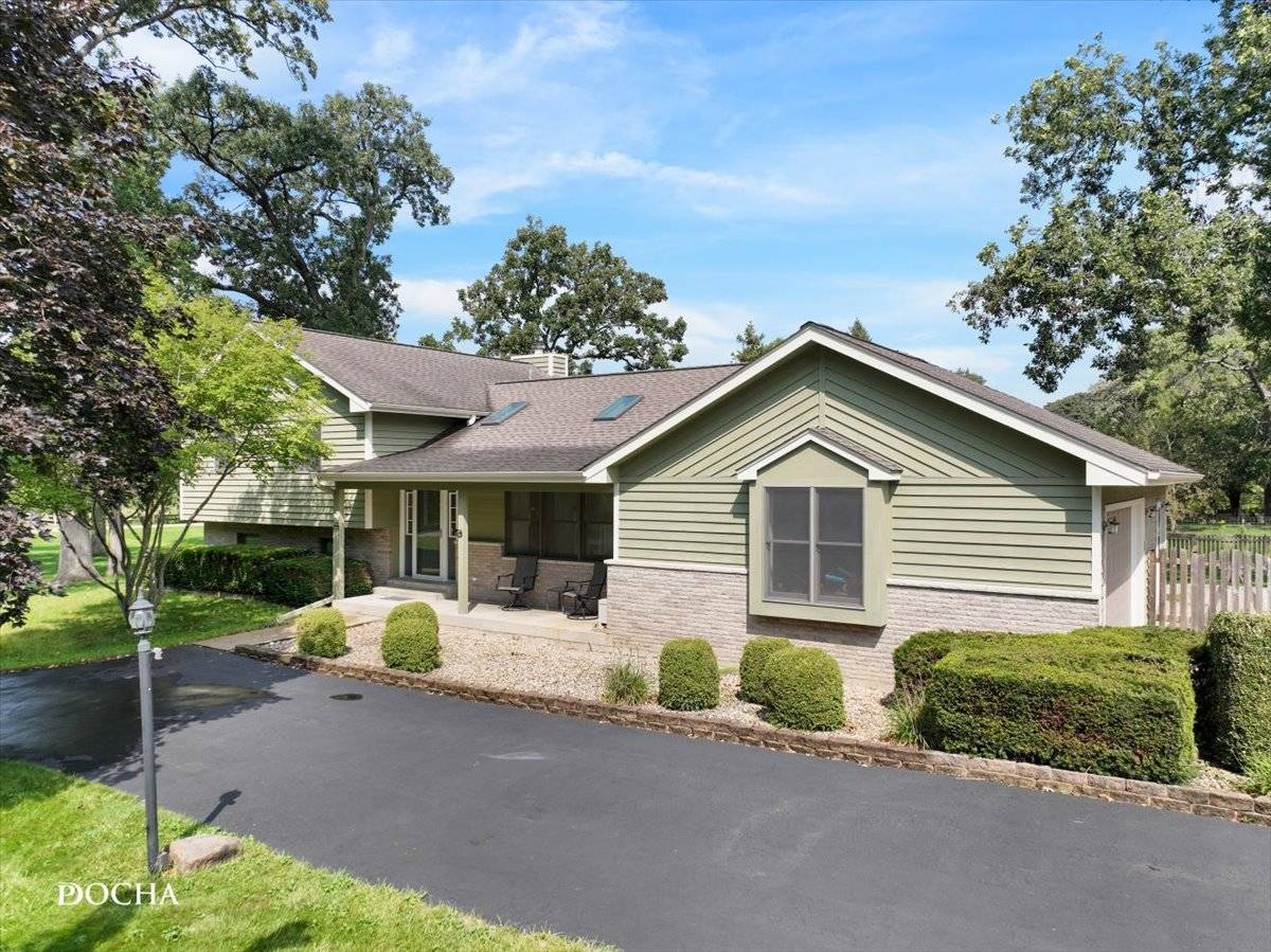 48 Glenda LN, Plano, IL 60545