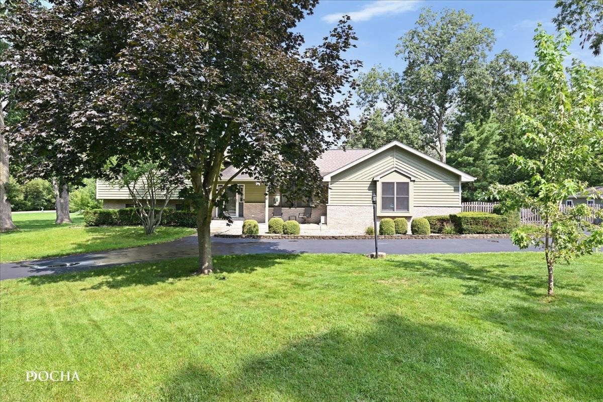 48 Glenda LN, Plano, IL 60545