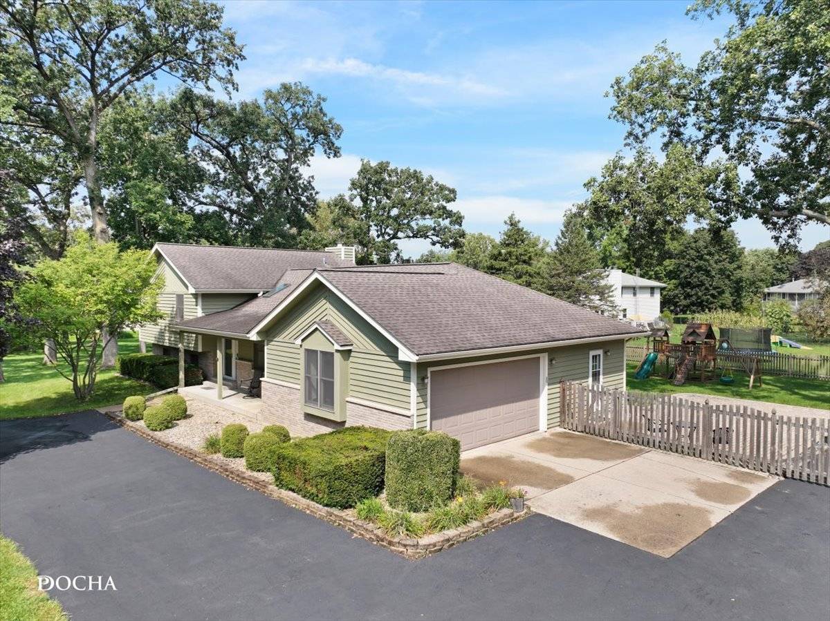 48 Glenda LN, Plano, IL 60545