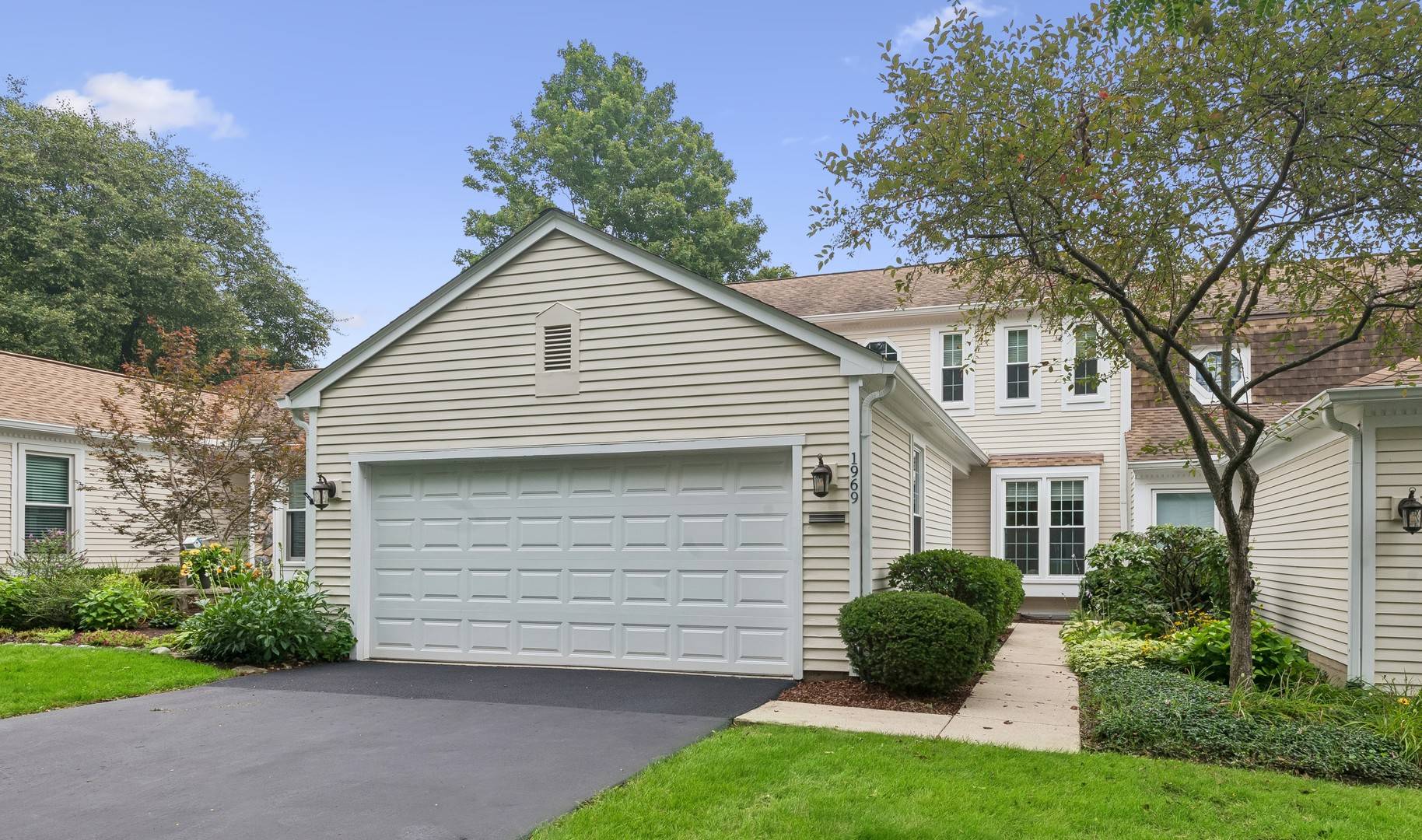 1969 Wexford CIR, Wheaton, IL 60189