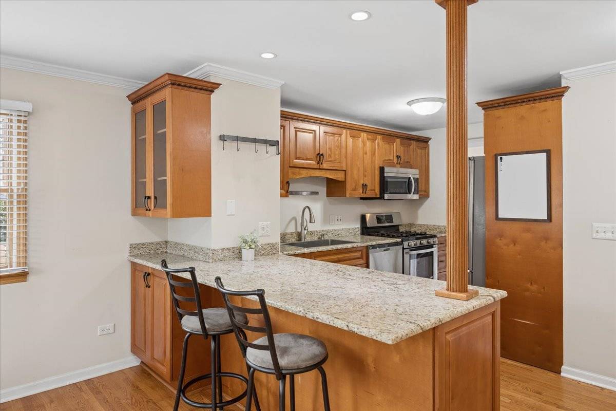 723 S La Grange RD, La Grange, IL 60525