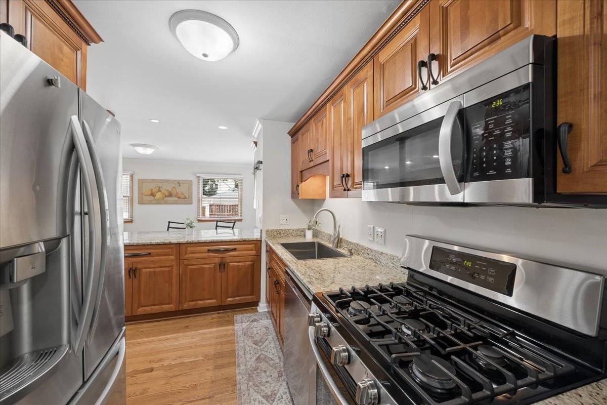723 S La Grange RD, La Grange, IL 60525