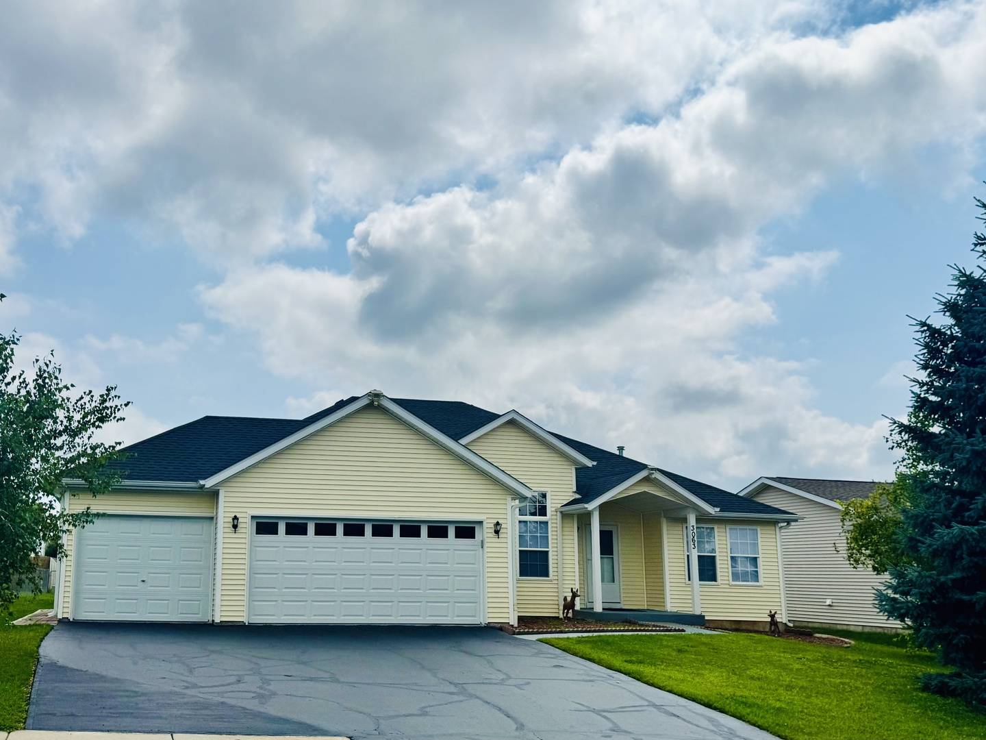 3063 Merseyshire LN, Machesney Park, IL 61115
