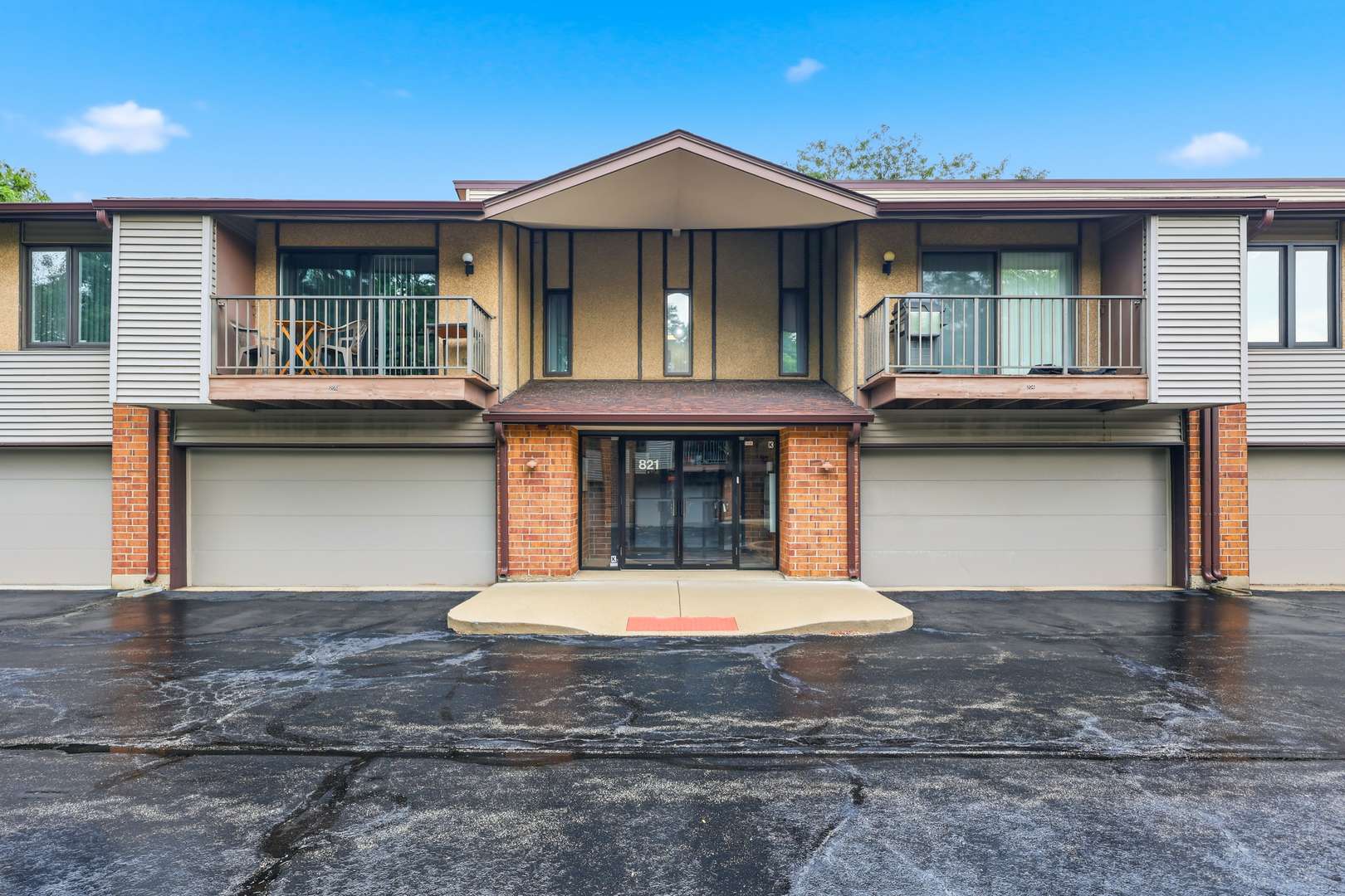 821 Oakton ST #104, Elk Grove Village, IL 60007