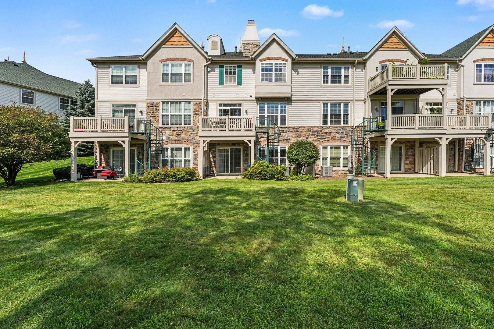 469 Bay Tree CIR, Vernon Hills, IL 60061