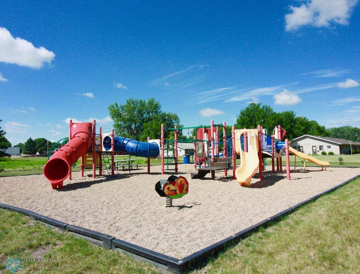 104 PINE DR, Hankinson, ND 58041