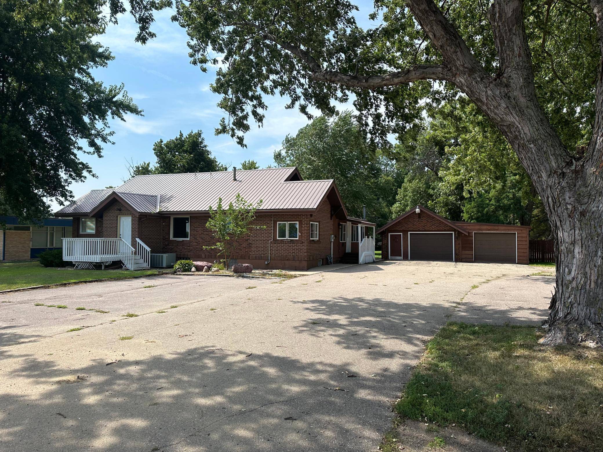 570 2nd AVE N, Windom, MN 56101