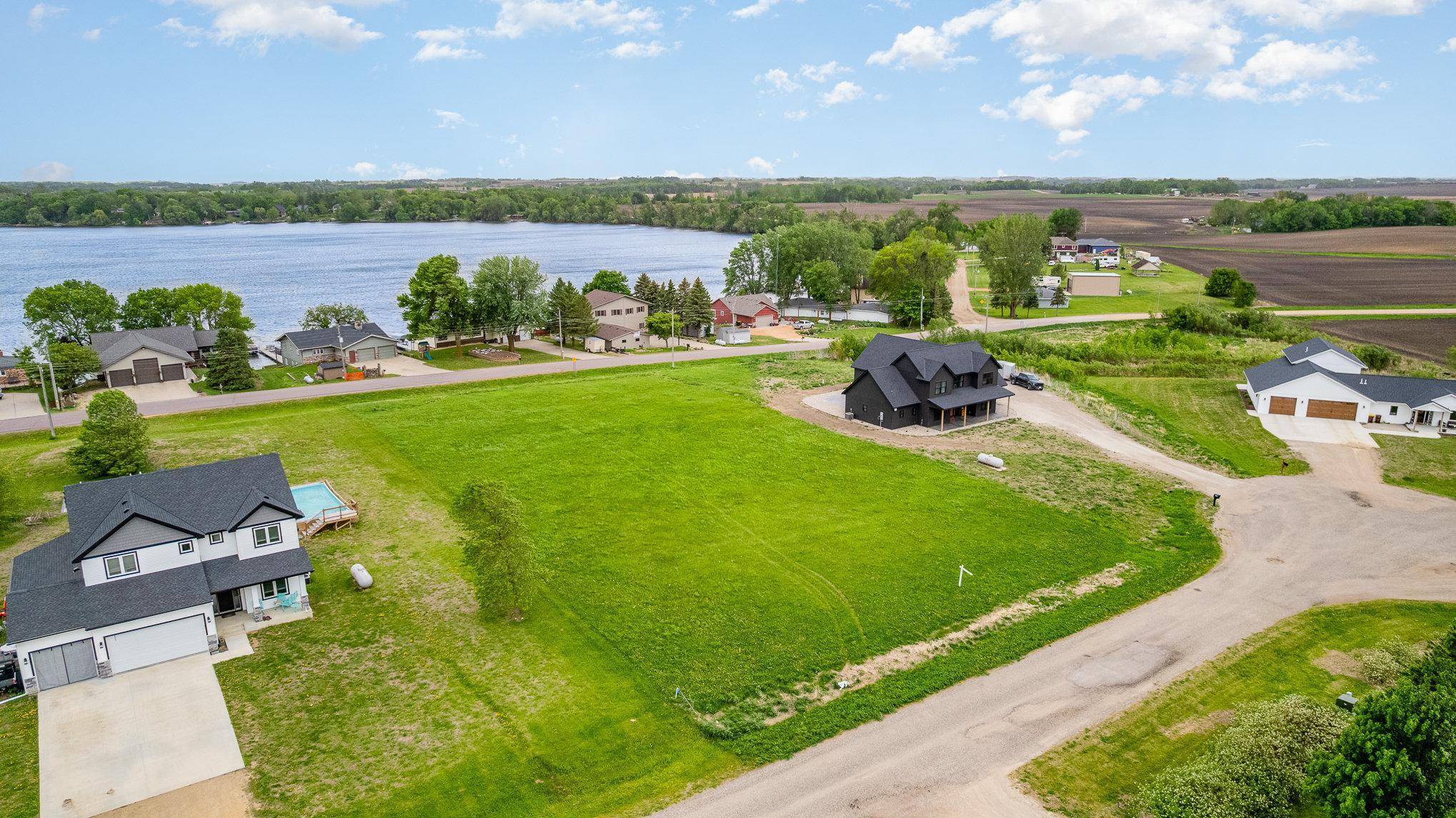 19329 Lake Volney CIR, Le Center, MN 56057