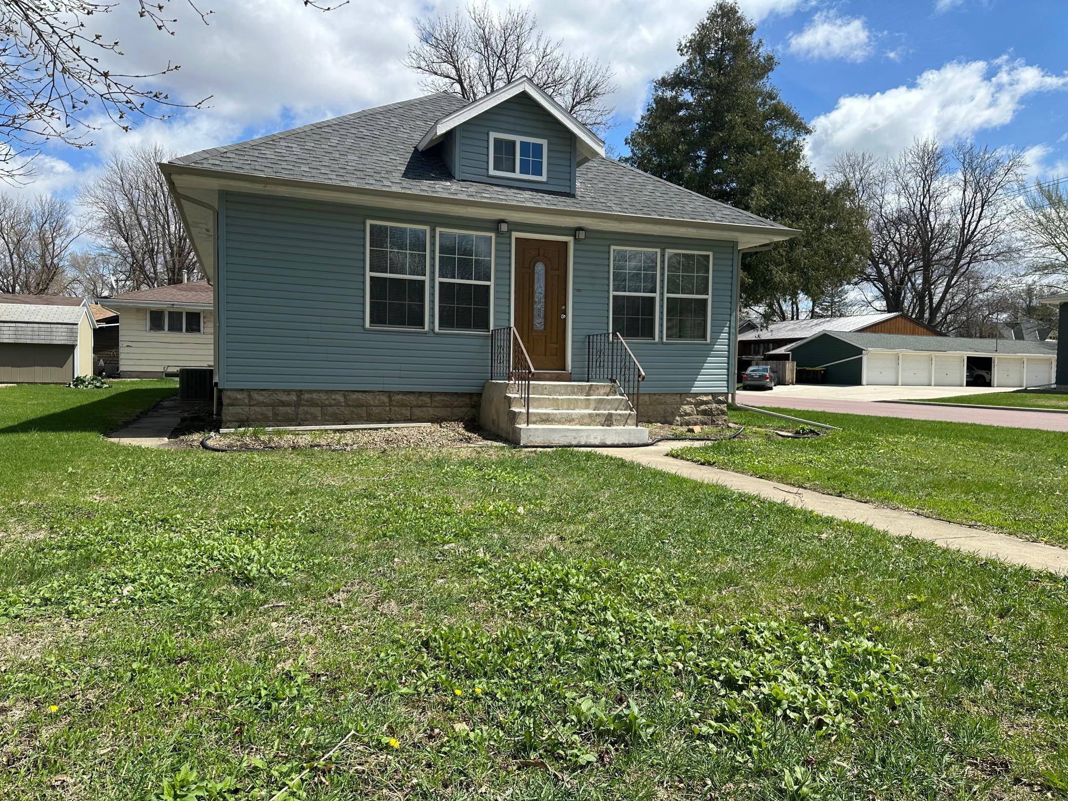 709 4th AVE, Windom, MN 56101