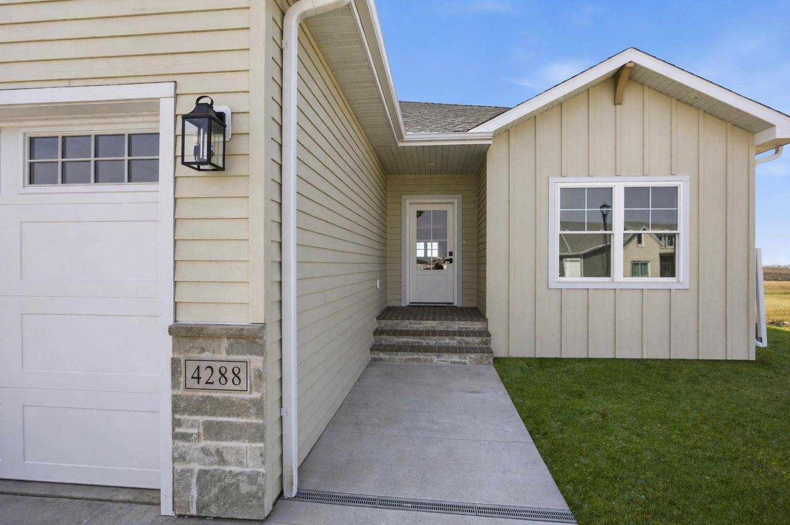 4288 Pine Pkwy S, Fargo, ND 58104