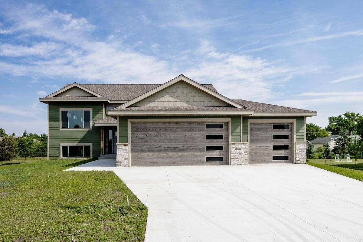 656 Lake Forest CIR, Detroit Lakes, MN 56501