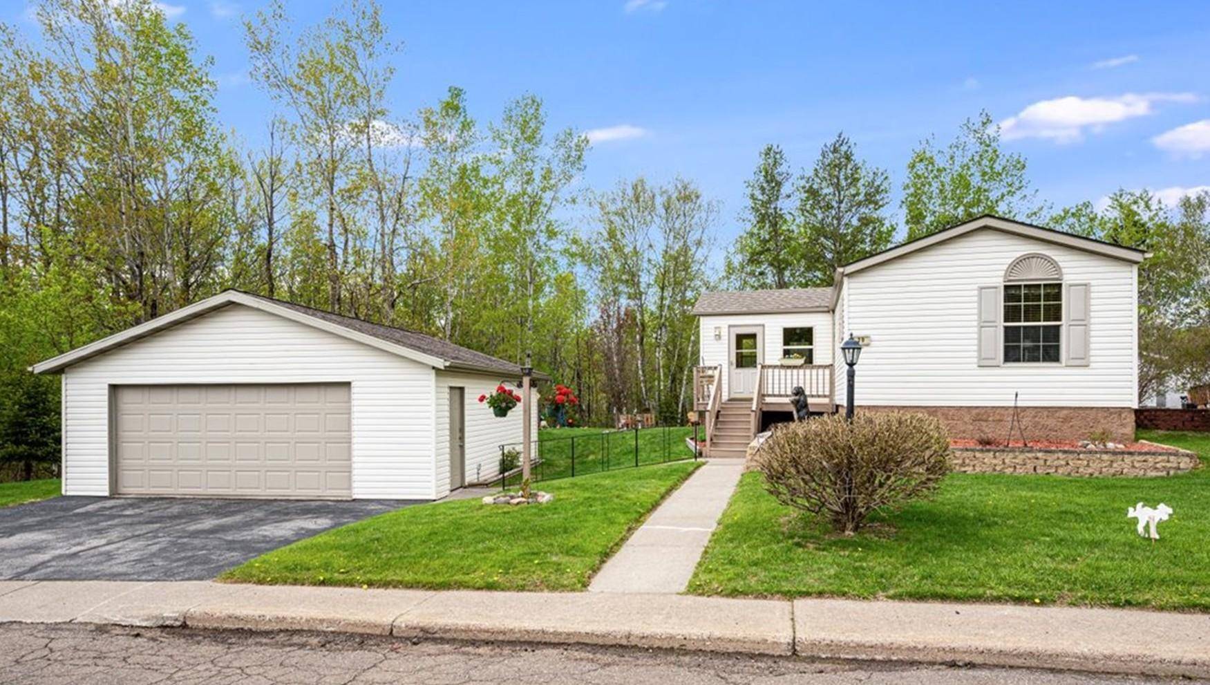 29 Burger DR, Duluth, MN 55808