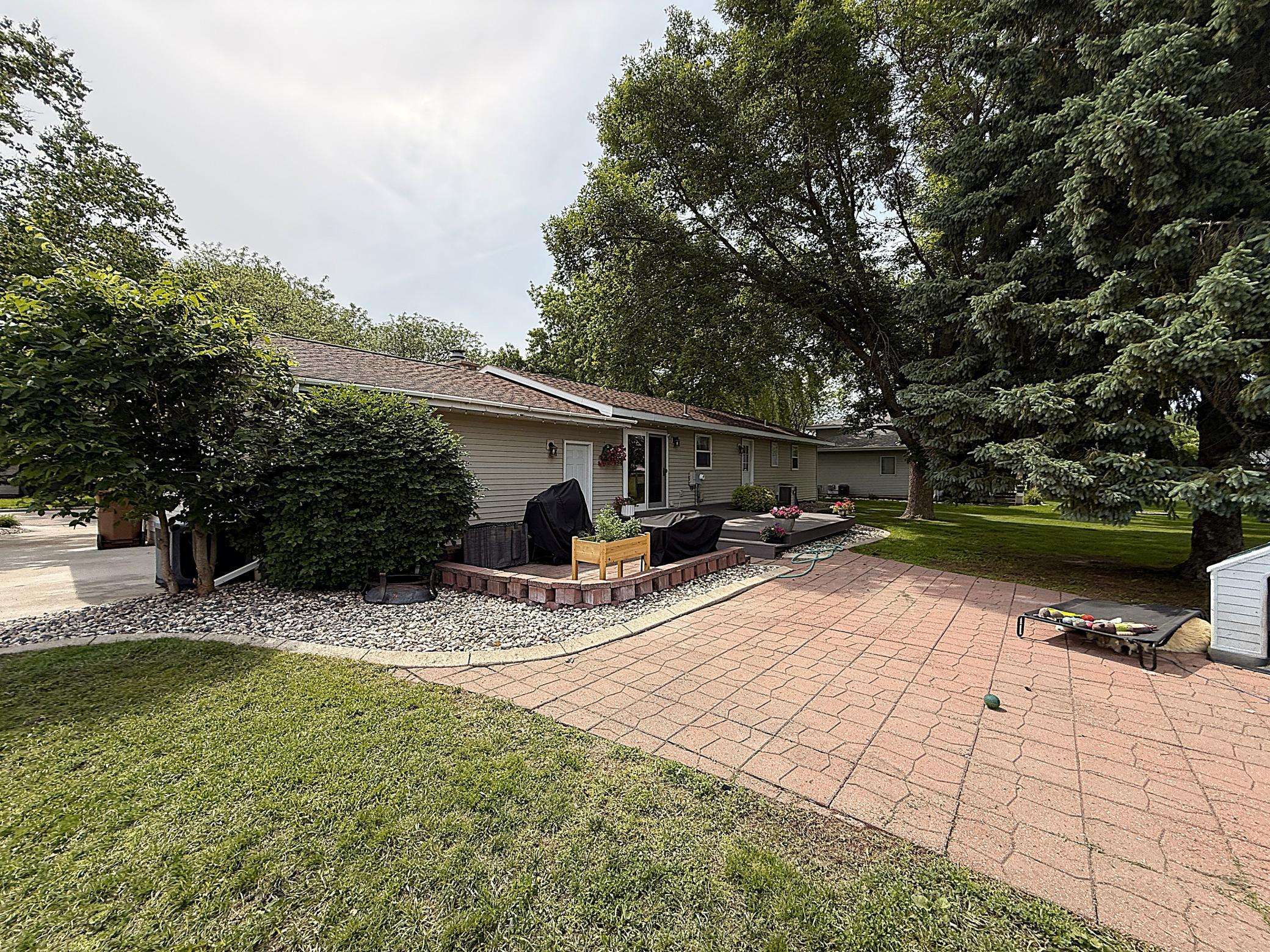 112 Orchard CIR, Montevideo, MN 56265