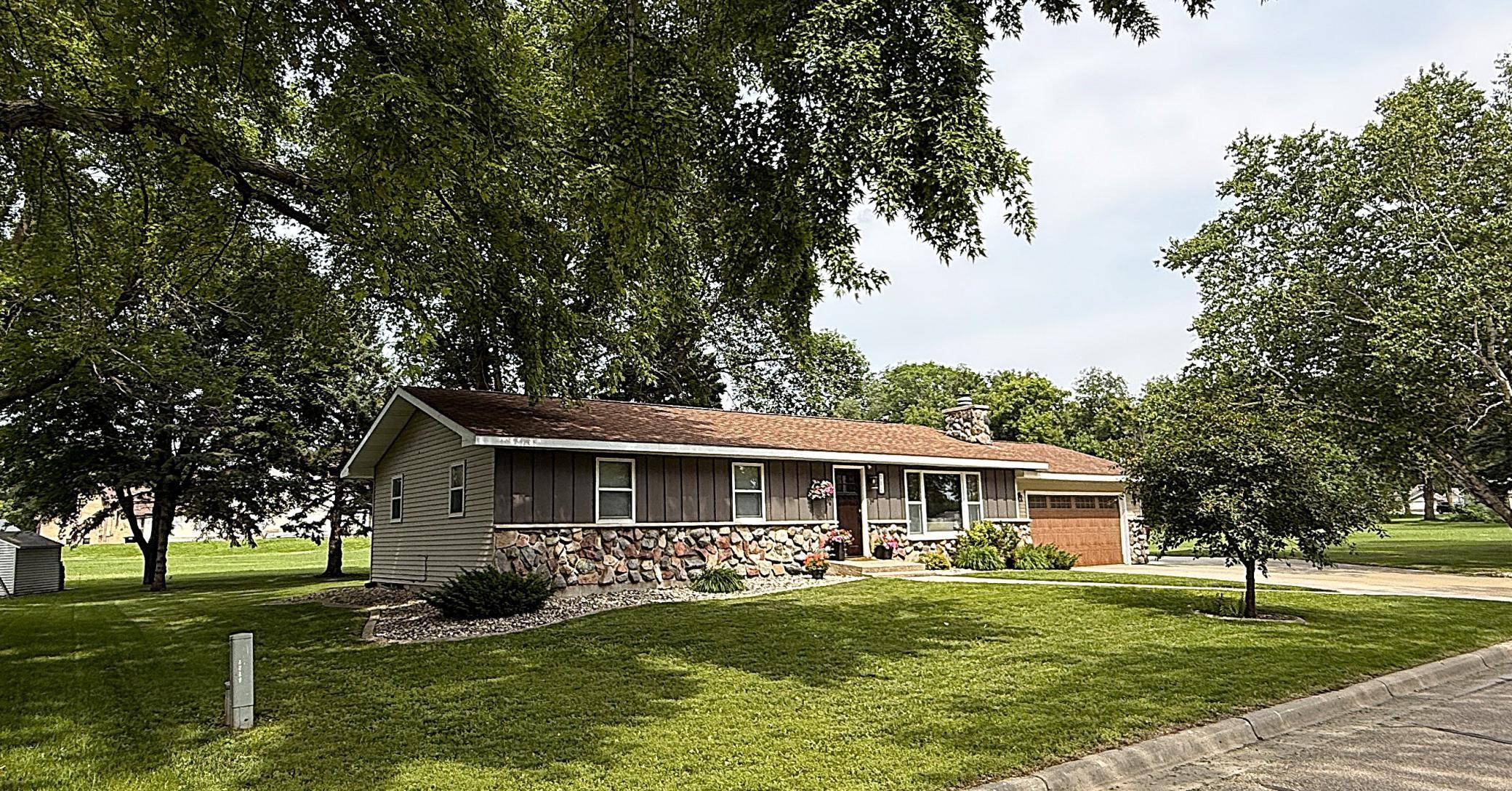 112 Orchard CIR, Montevideo, MN 56265