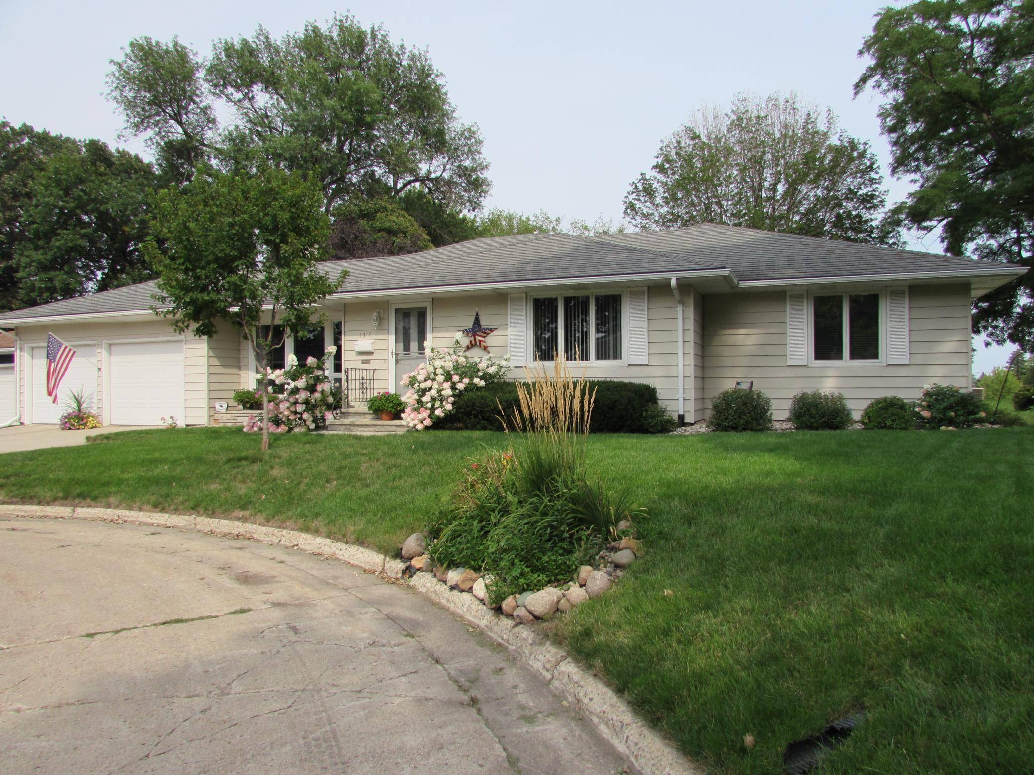 1317 Beach PL, Fairmont, MN 56031