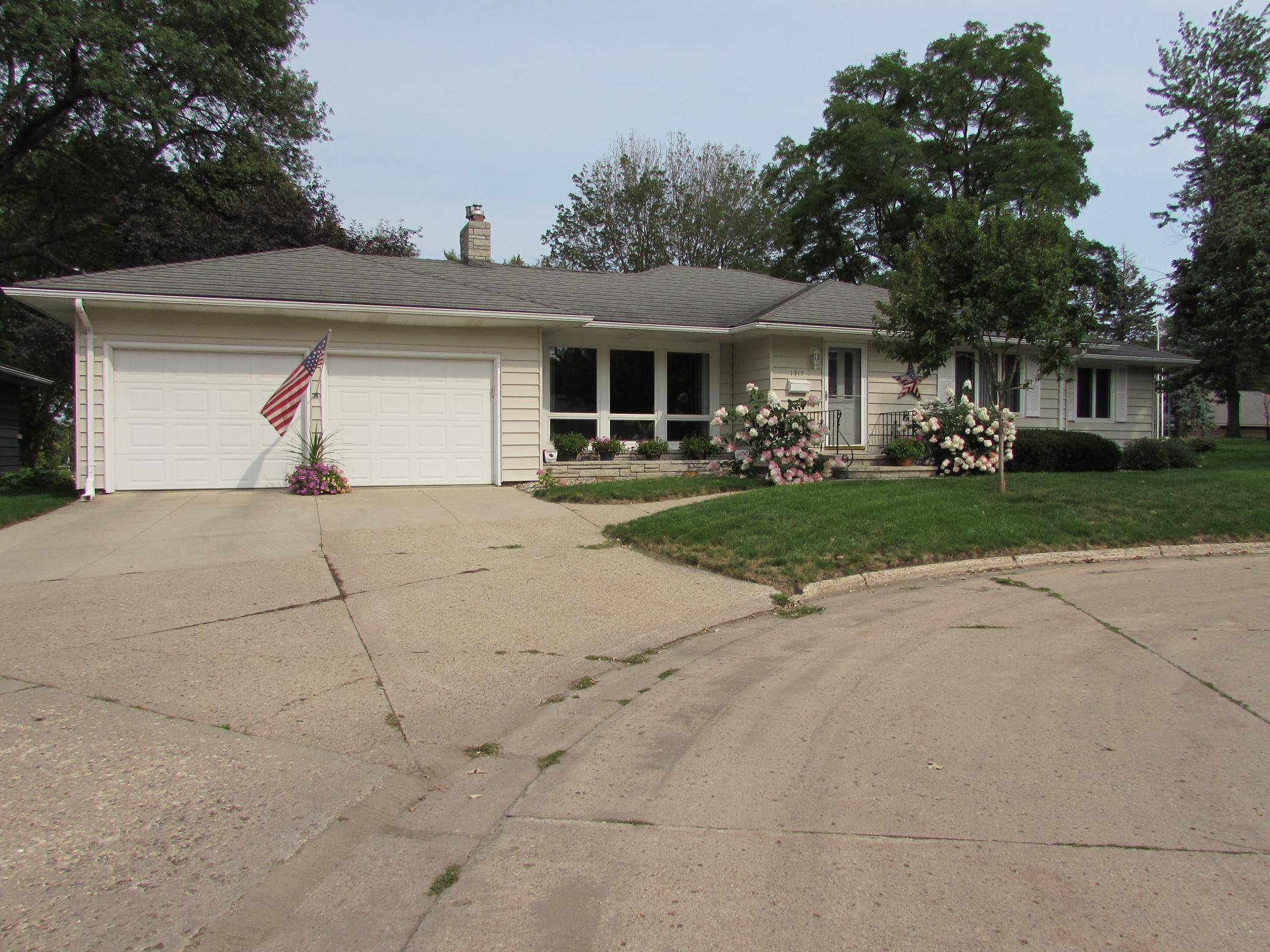 1317 Beach PL, Fairmont, MN 56031
