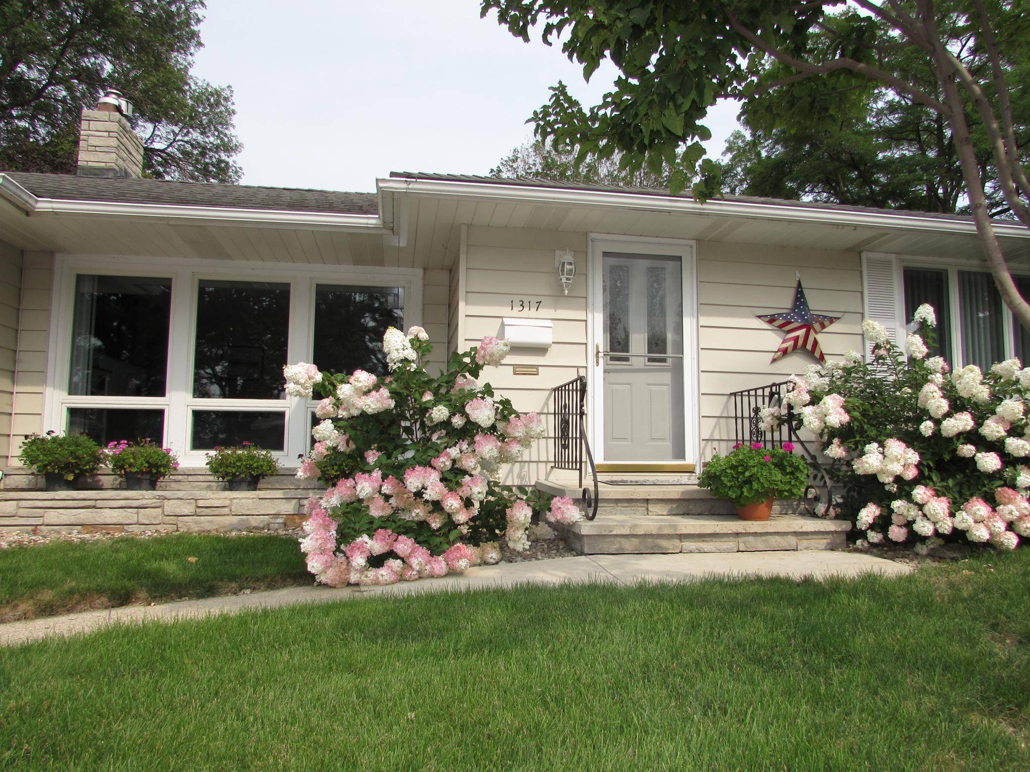 1317 Beach PL, Fairmont, MN 56031