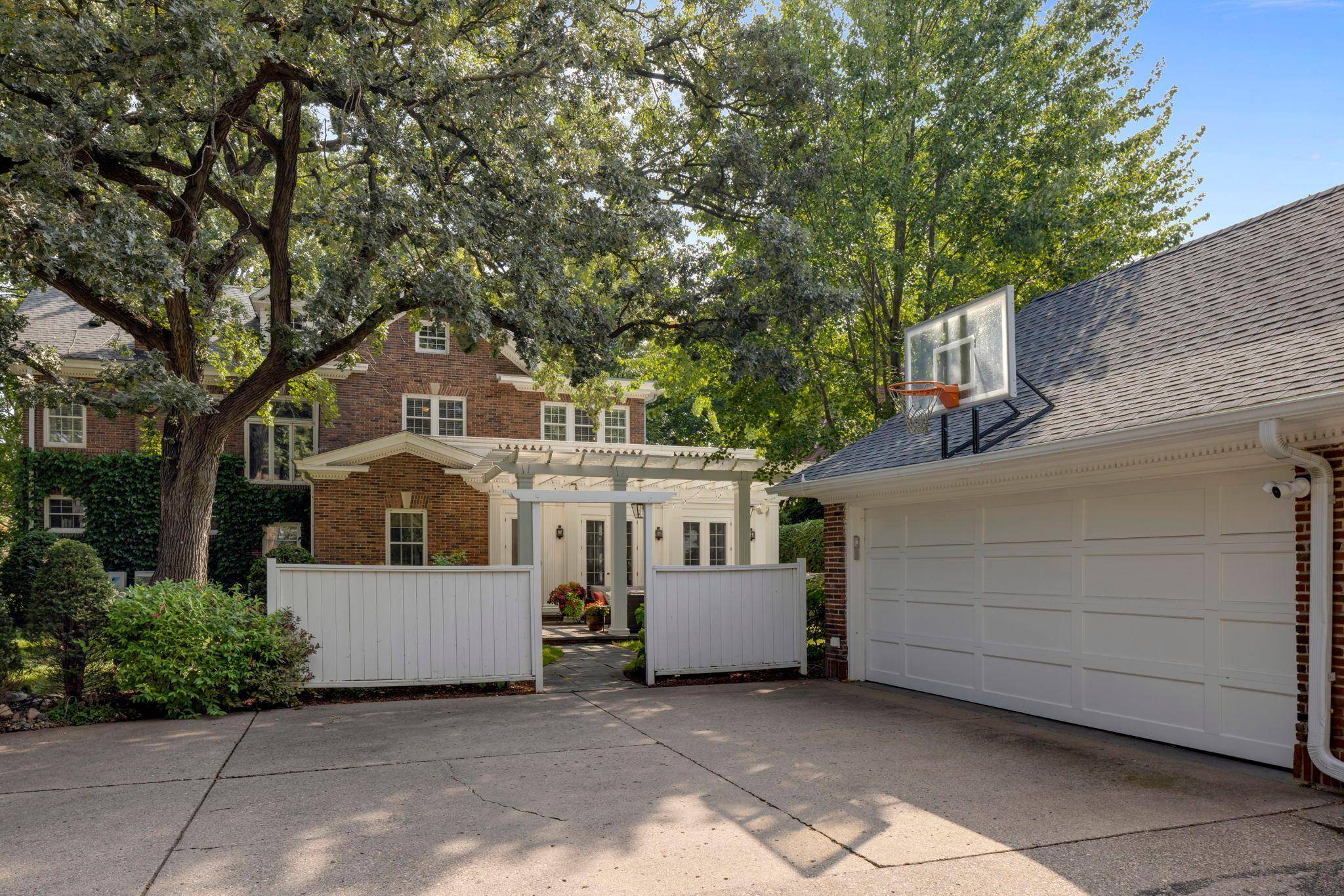 2400 W Lake Of The Isles Pkwy, Minneapolis, MN 55405