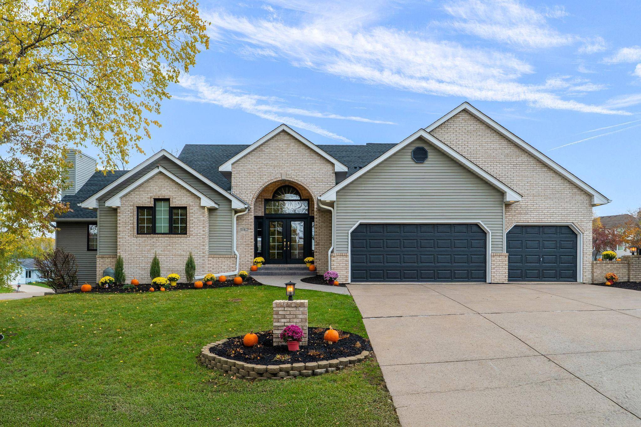 1162 Lakewood DR S, Maplewood, MN 55119