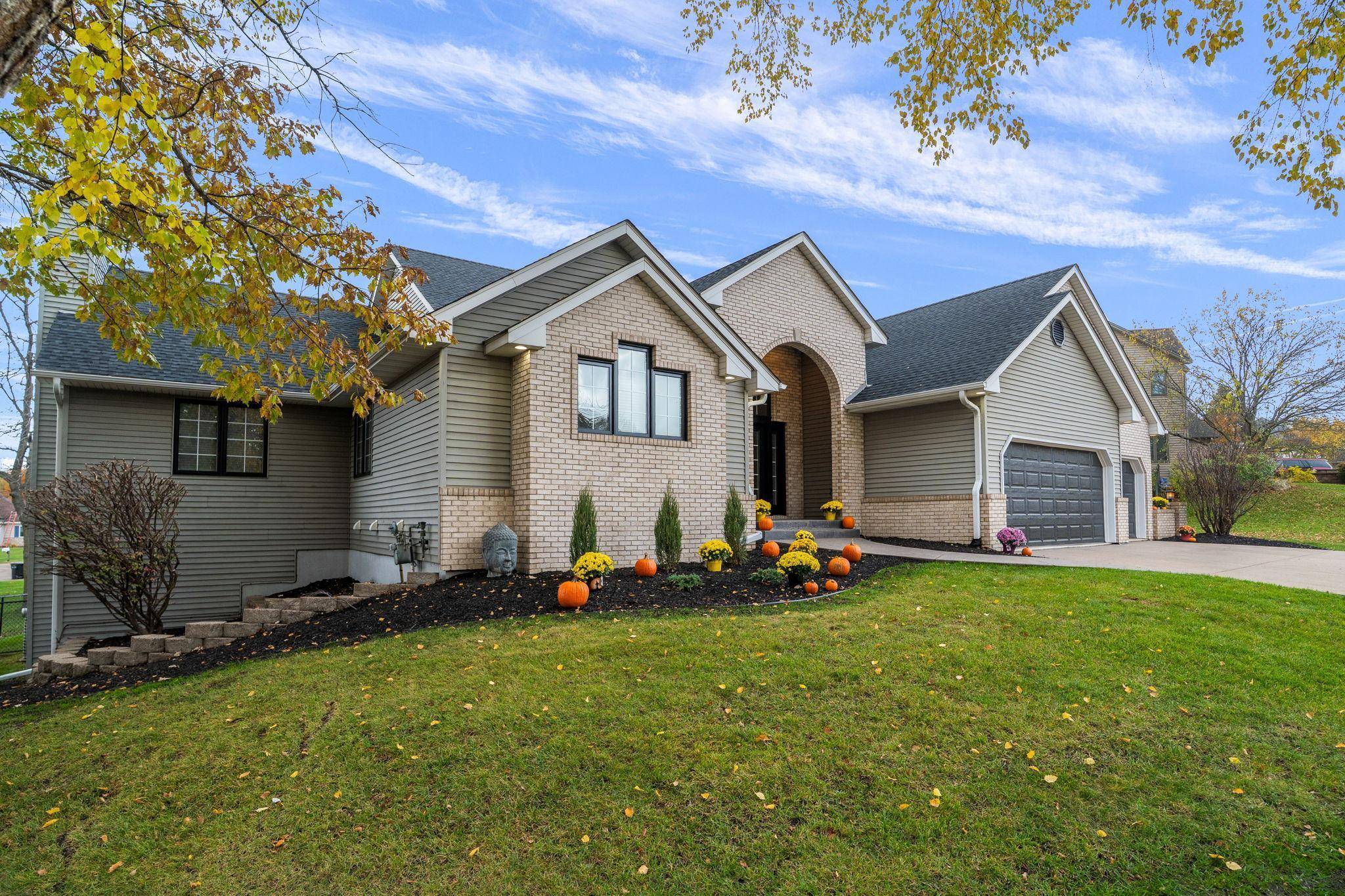 1162 Lakewood DR S, Maplewood, MN 55119