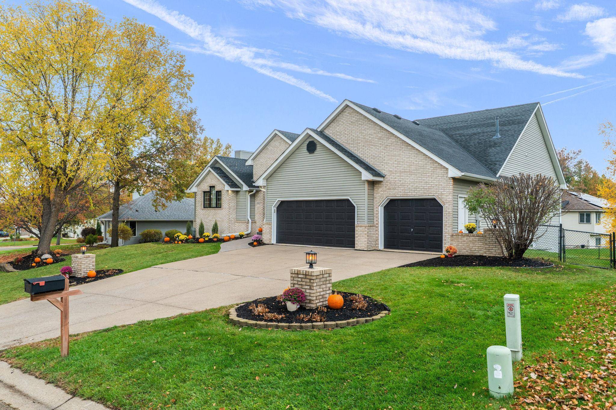 1162 Lakewood DR S, Maplewood, MN 55119