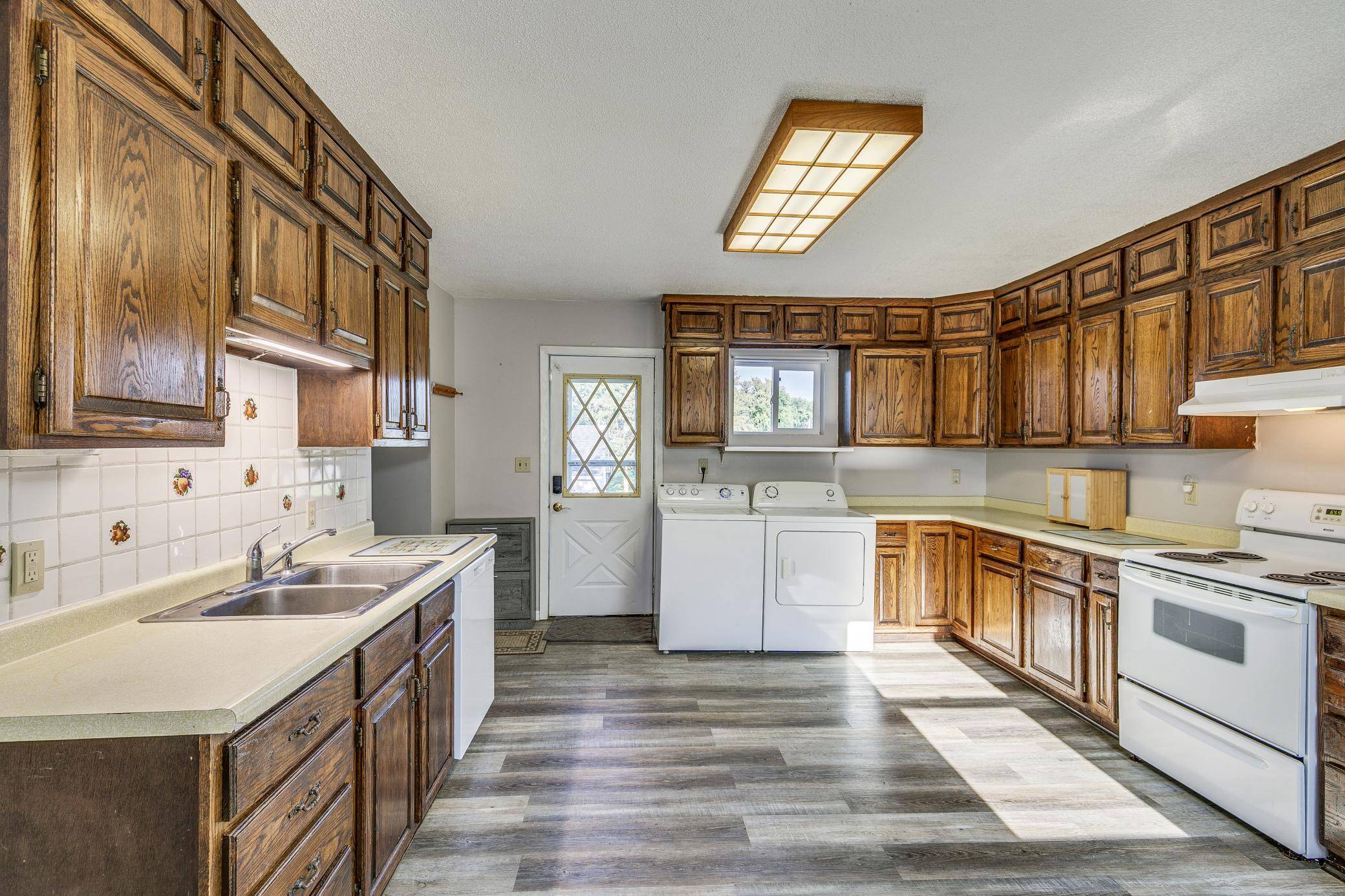 105 10th ST NW, Plainview, MN 55964