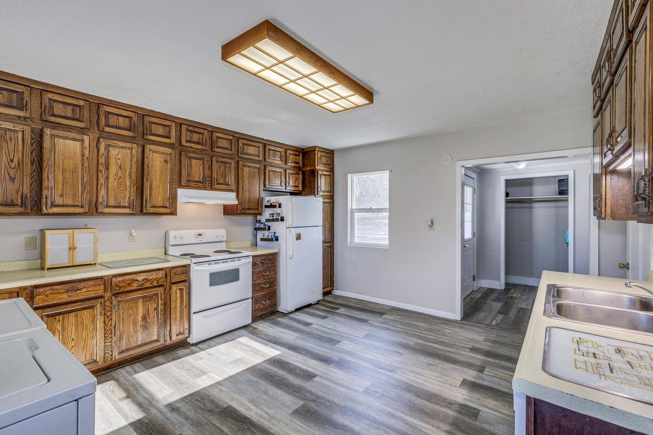 105 10th ST NW, Plainview, MN 55964