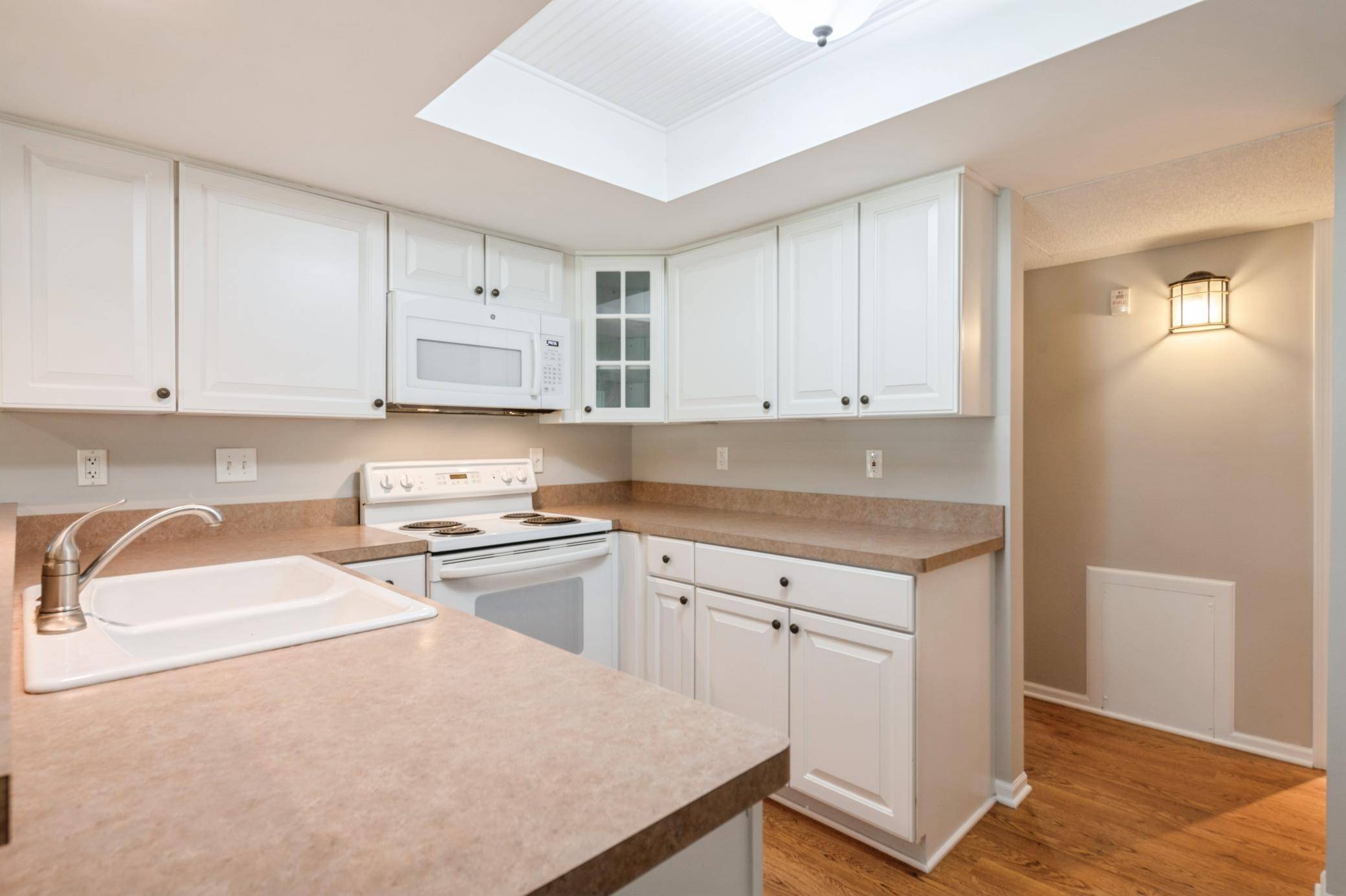 6105 Lincoln DR #130, Edina, MN 55436