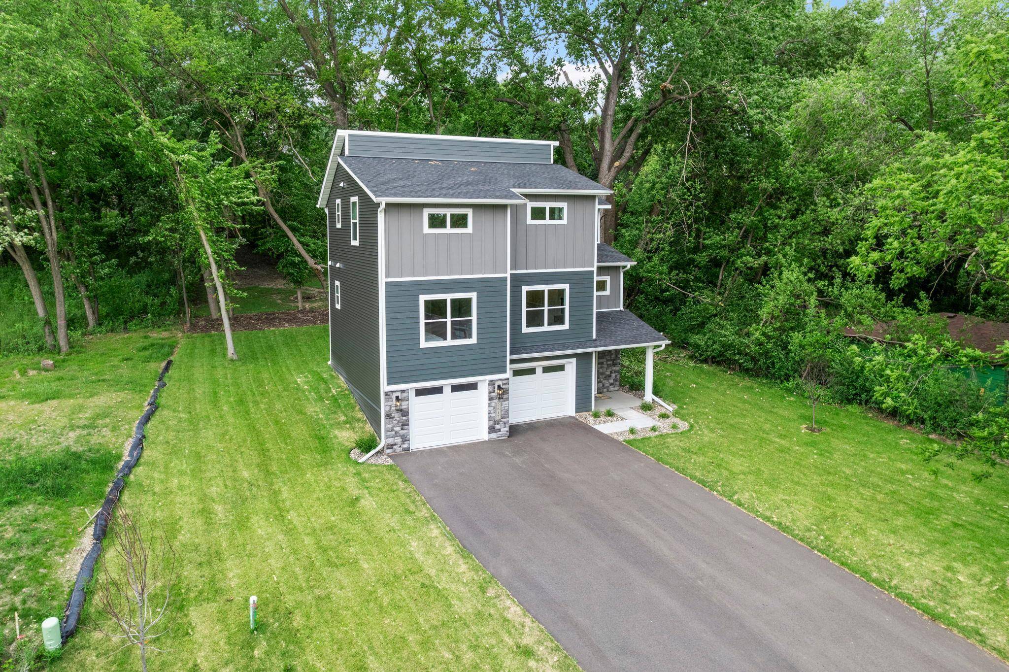 2817 Victoria ST N, Roseville, MN 55113