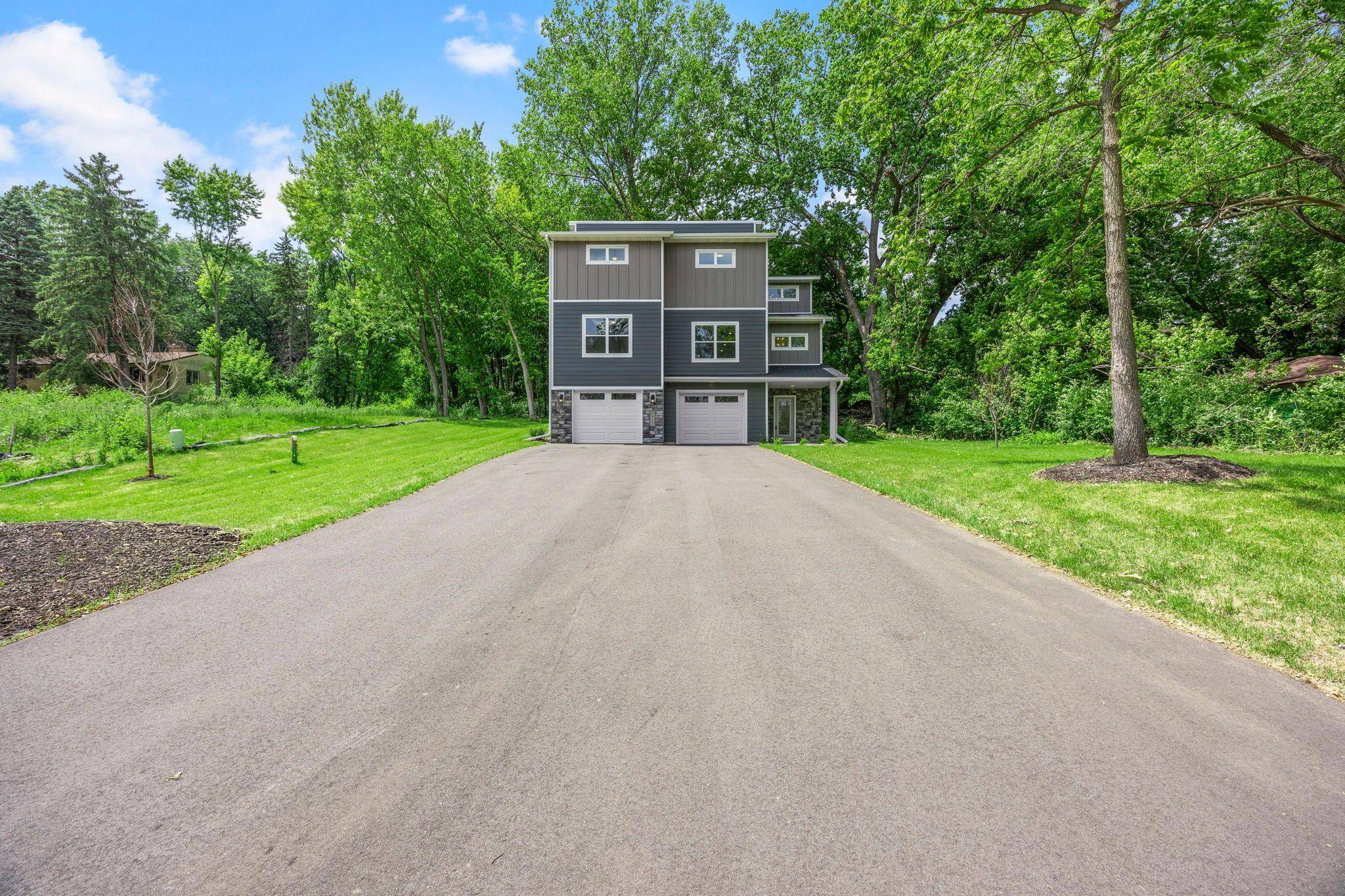 2817 Victoria ST N, Roseville, MN 55113