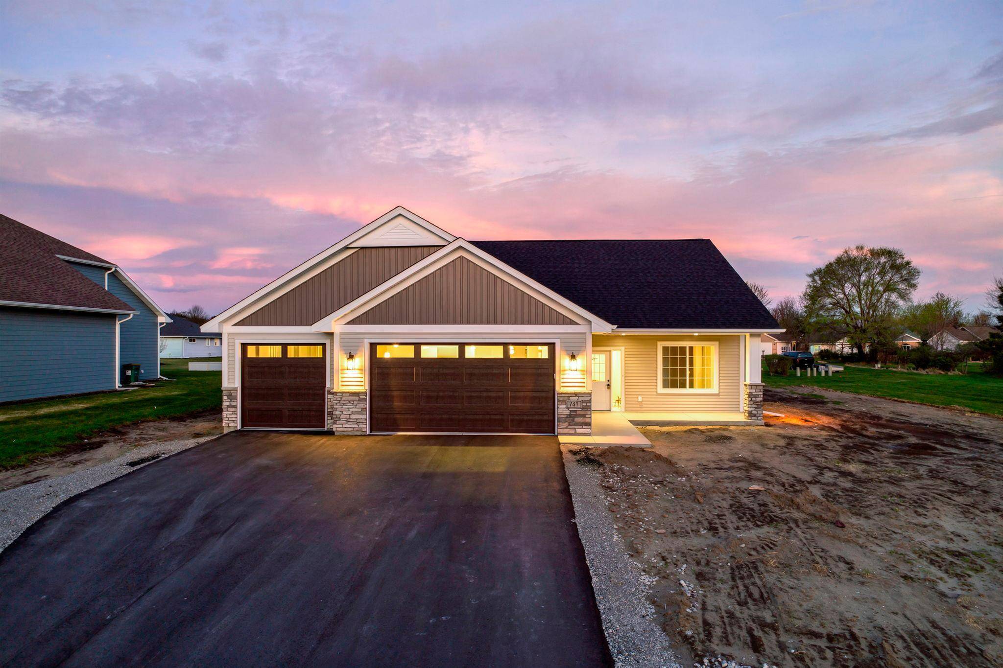 741 St James CIR, Litchfield, MN 55355