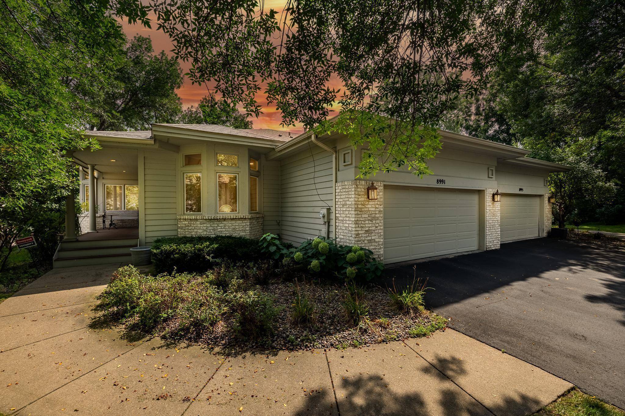 8991 Ferndale LN, Eden Prairie, MN 55347