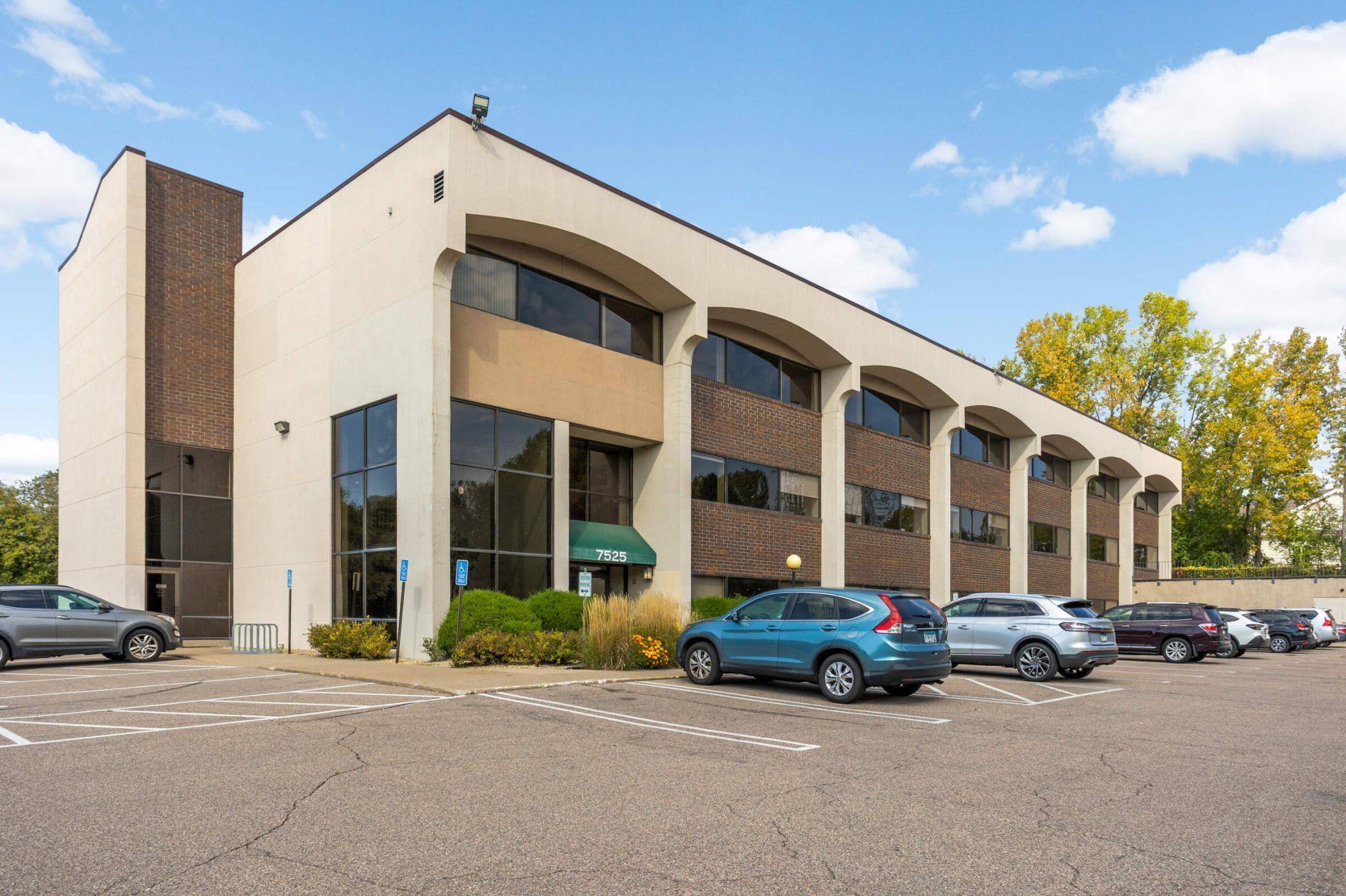 7525 Mitchell RD #208, Eden Prairie, MN 55344