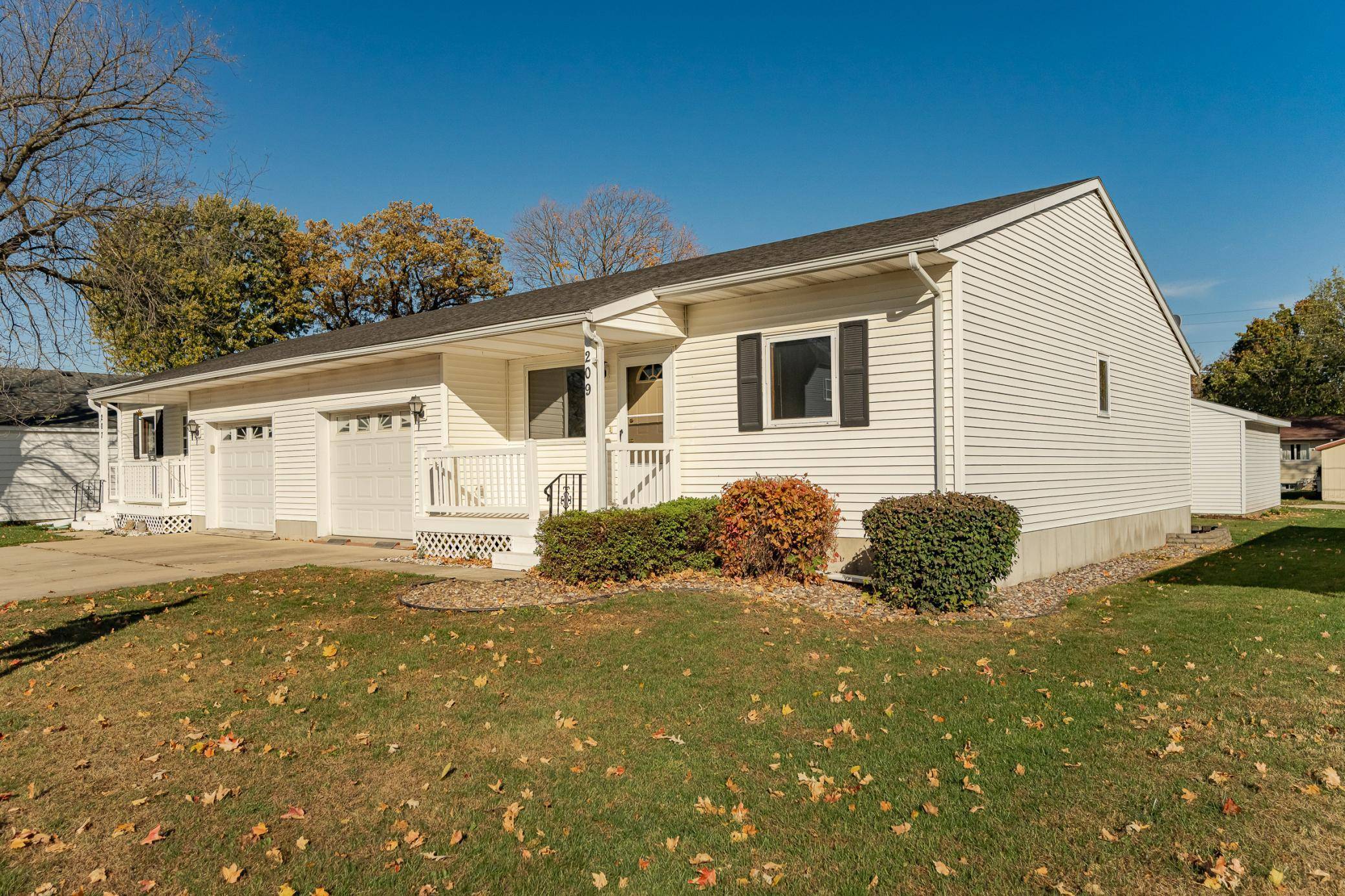 209 E Henry ST, Le Roy, MN 55951