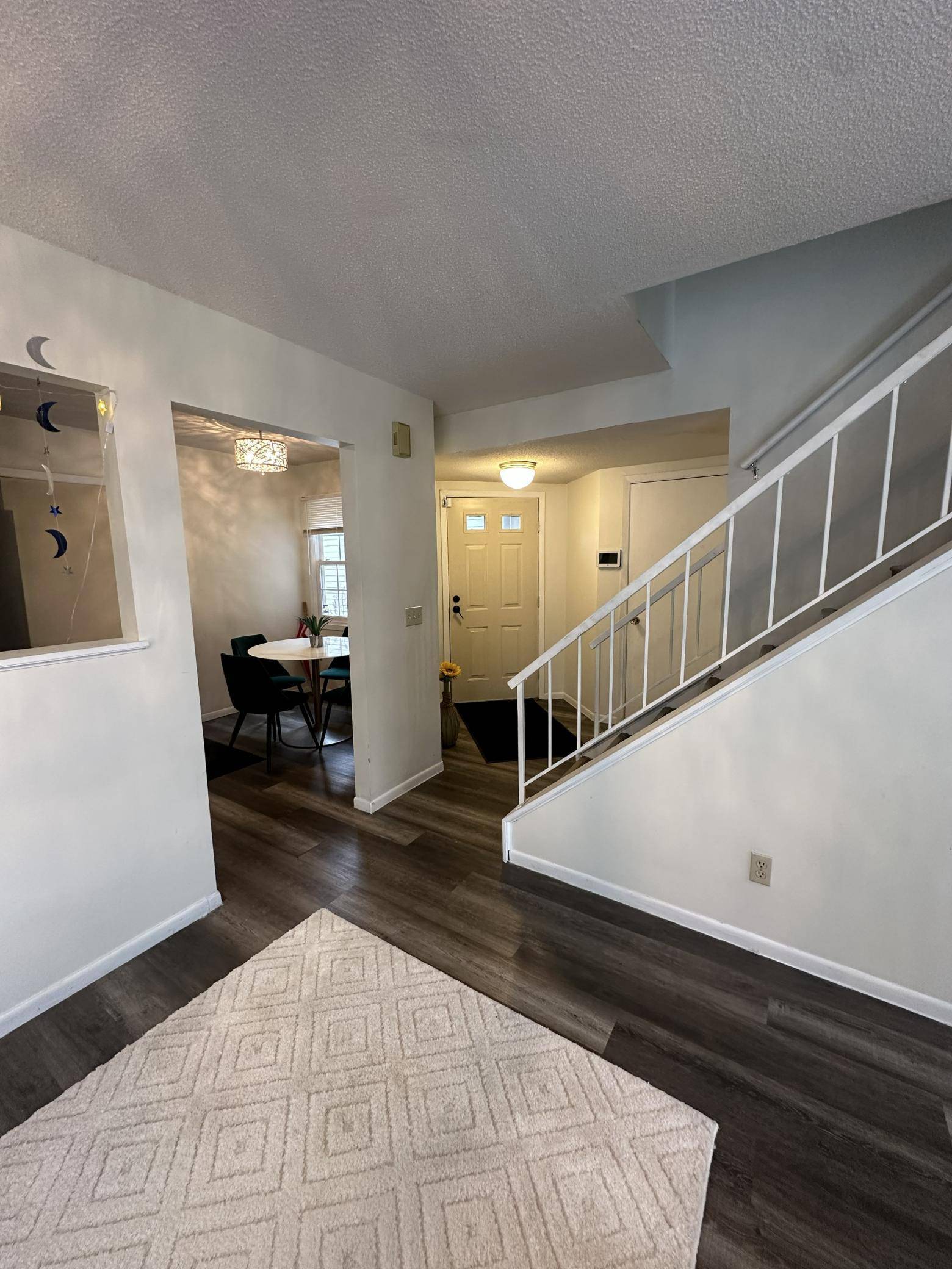 1612 Rose Hill CIR, Saint Paul, MN 55108