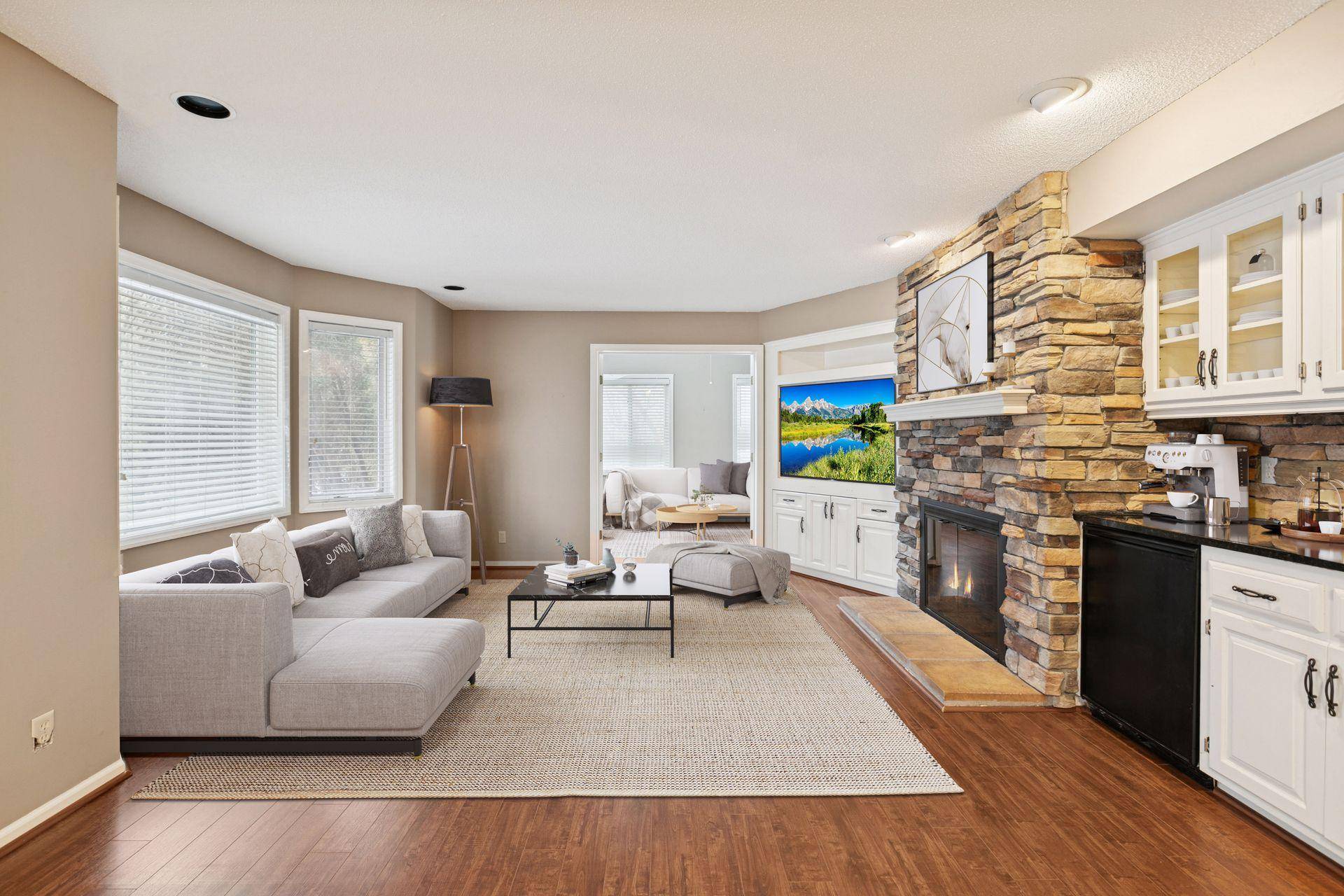1135 Hollybrook DR, Wayzata, MN 55391