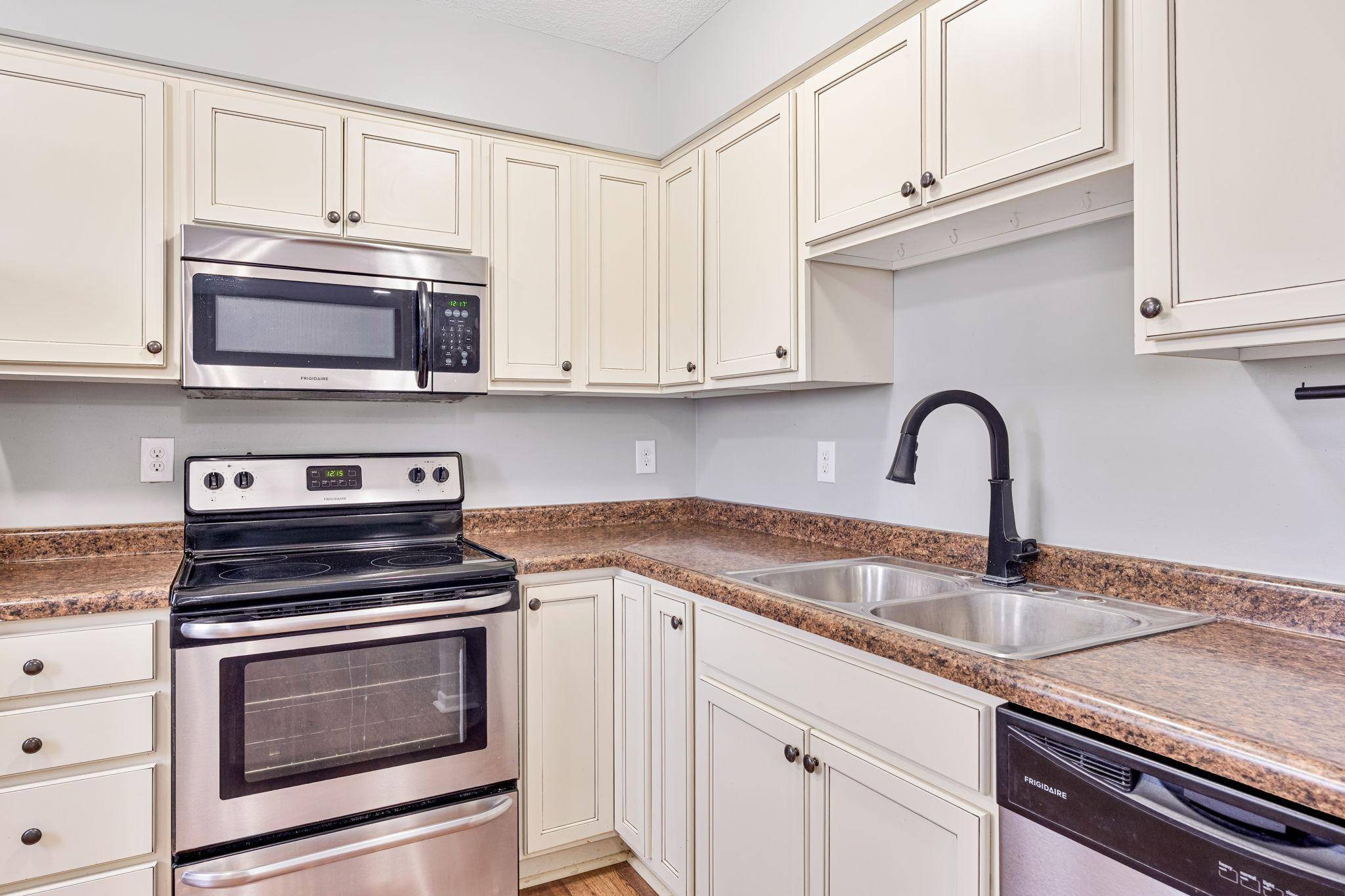 7888 Dunmore RD, Woodbury, MN 55125